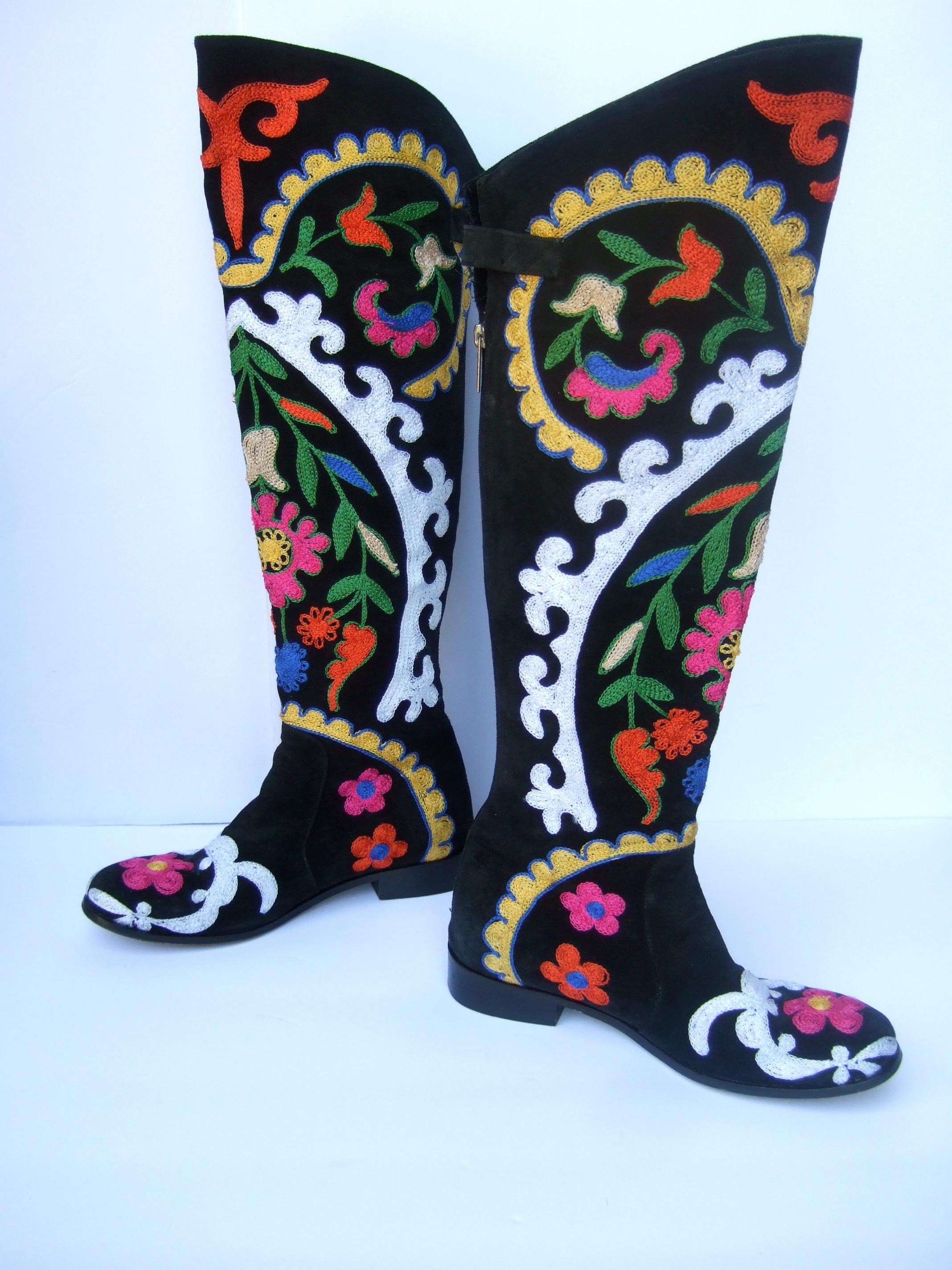 Unique Botas hasta la rodilla de ante negro con bordado floral Talla 38  21º C en Bueno estado para la venta en University City, MO