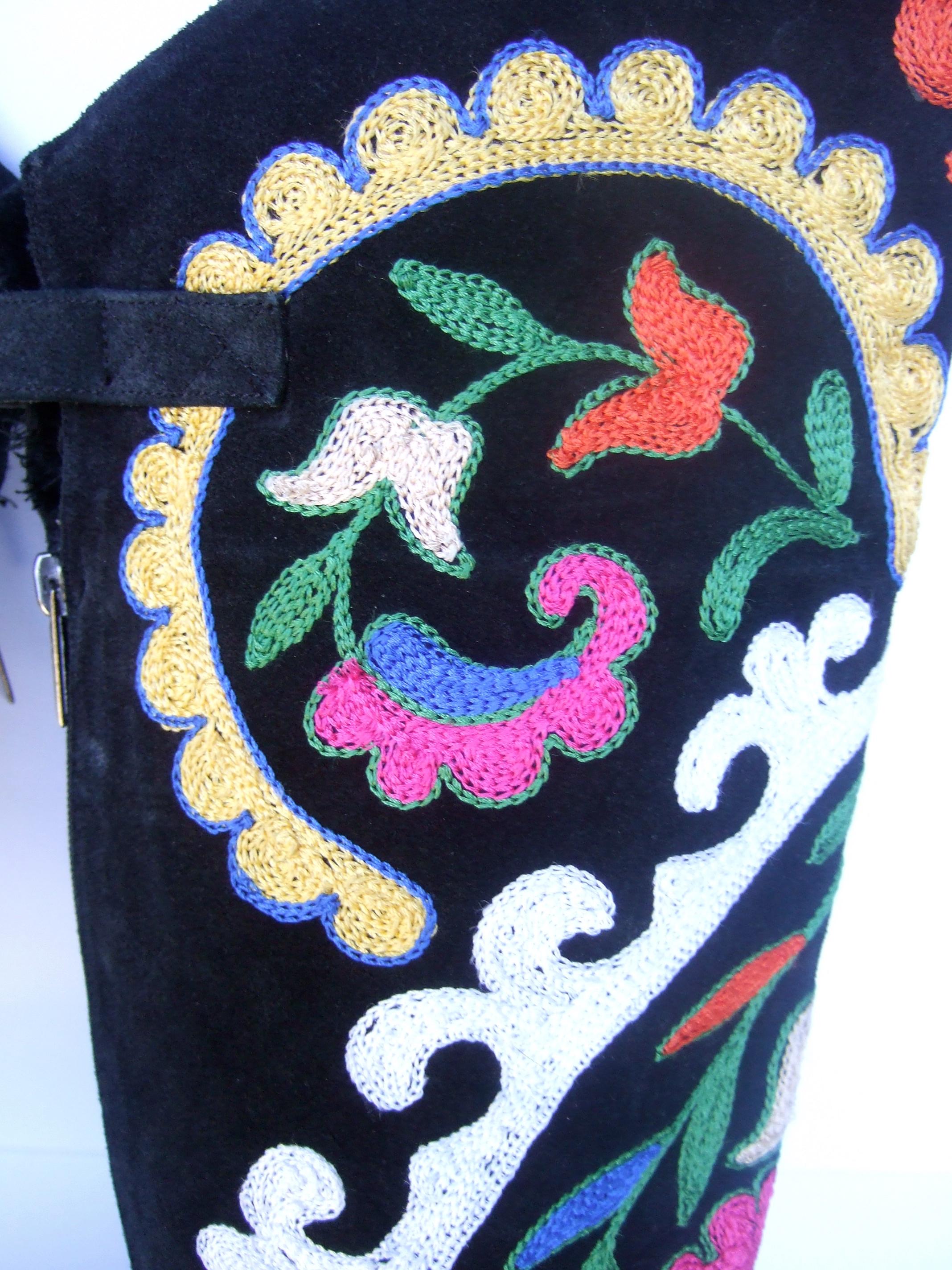 Unique Botas hasta la rodilla de ante negro con bordado floral Talla 38  21º C en venta 1