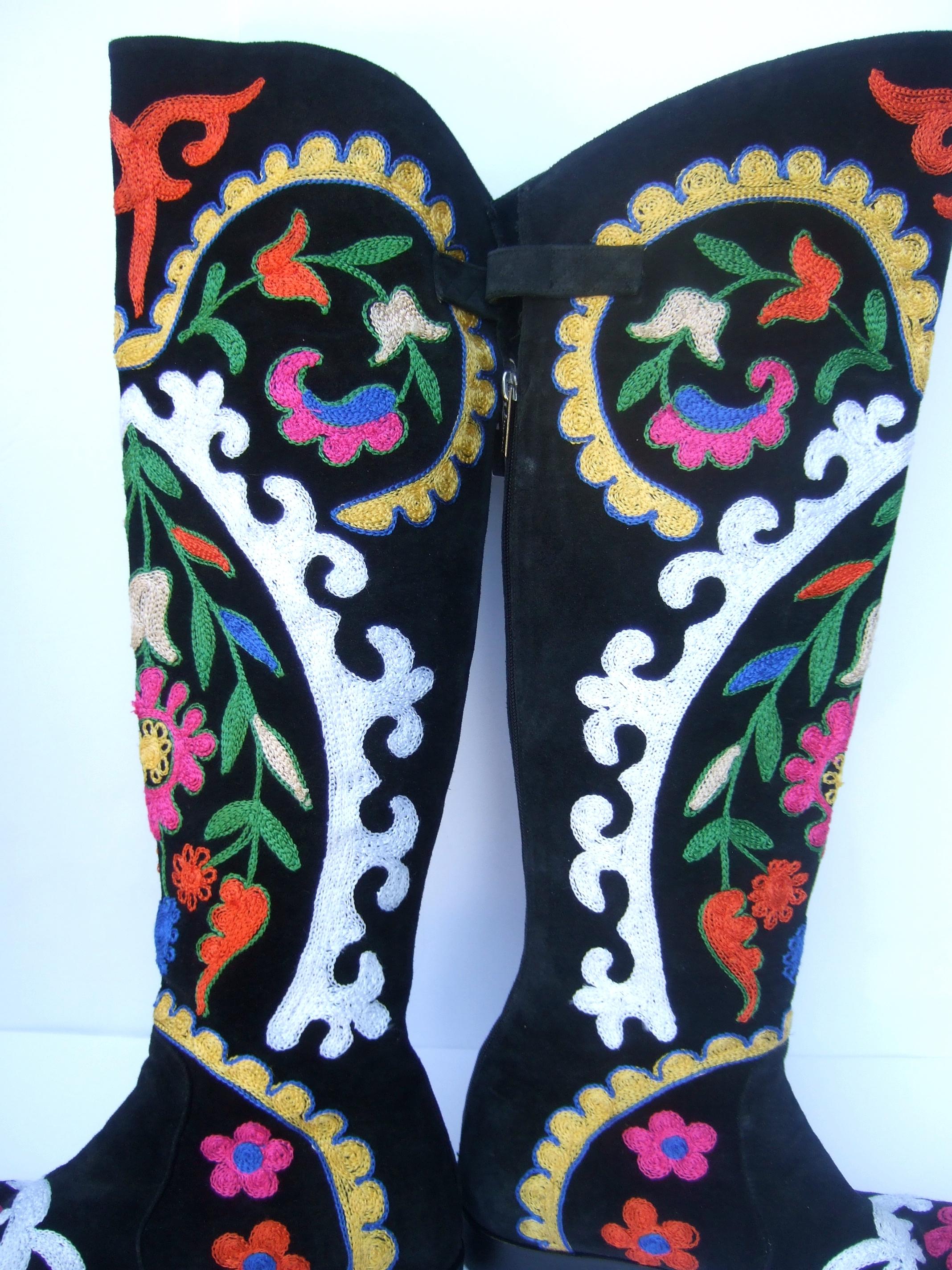 Unique Botas hasta la rodilla de ante negro con bordado floral Talla 38  21º C en venta 2