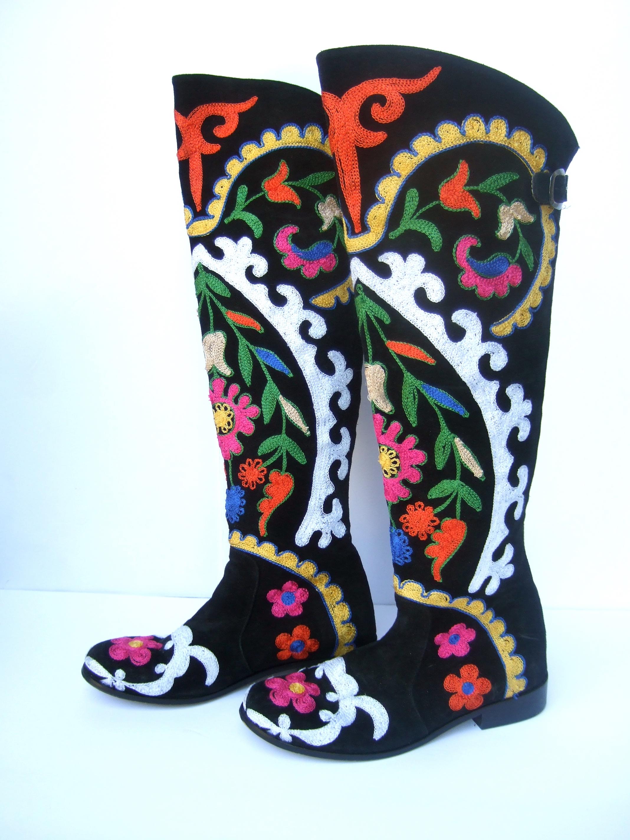 Unique Botas hasta la rodilla de ante negro con bordado floral Talla 38  21º C en venta 3