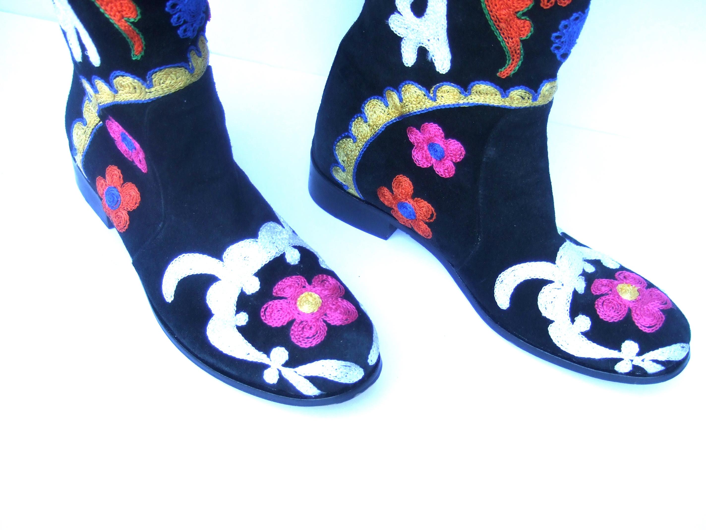 Unique Botas hasta la rodilla de ante negro con bordado floral Talla 38  21º C en venta 4