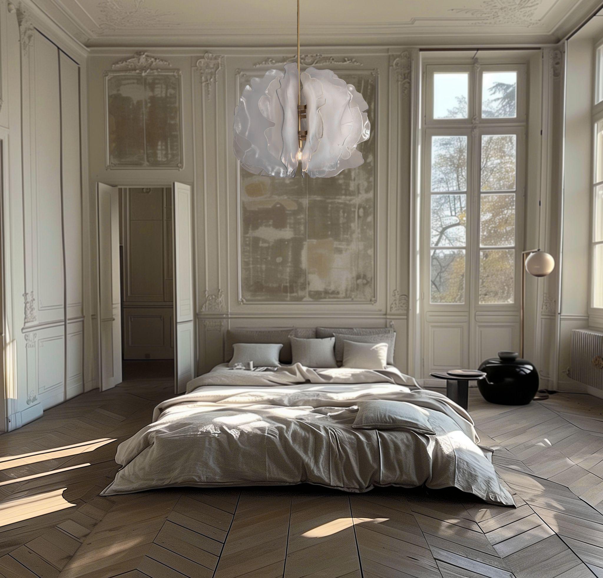Lampadario Bloom unico nel suo genere con petali di vetro bianco chiaro di Marie Jeunet
Dimensioni: D. A. 100 x H. 130 cm
Materiali: Vetro, Ottone spazzolato

È possibile realizzare variazioni di questo articolo, contattaci per qualsiasi