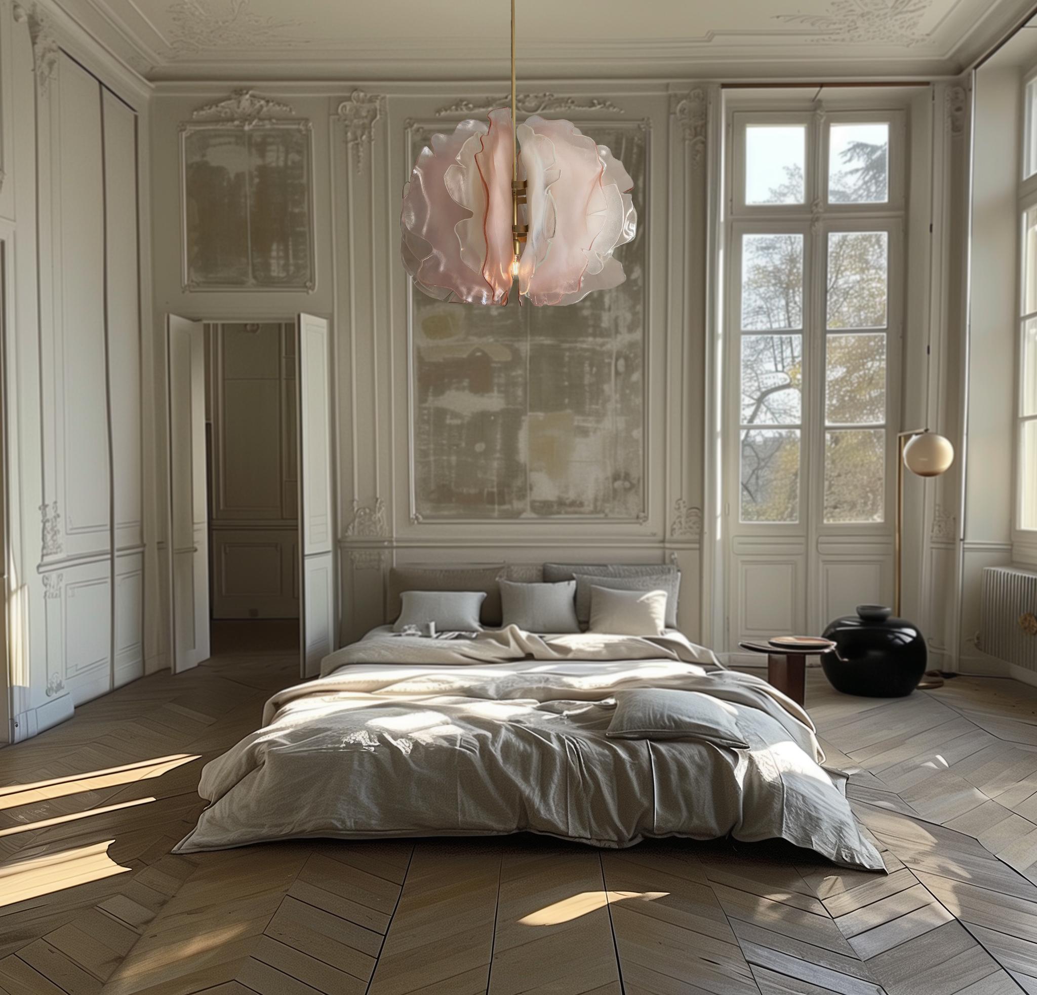 Lampadario unico Bloom con petali di vetro bianco chiaro di Marie Jeunet In condizioni Nuovo in vendita a Geneve, CH