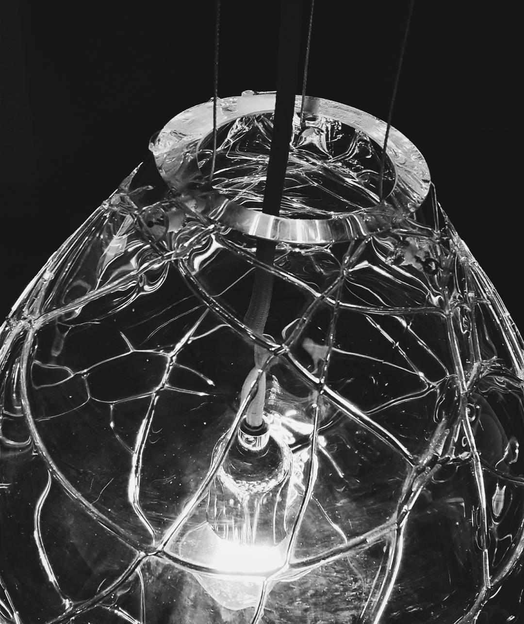 Einzigartige mundgeblasene Glas Hängeleuchte „Cocoon“ von Ceren Gurkan im Zustand „Neu“ im Angebot in Geneve, CH