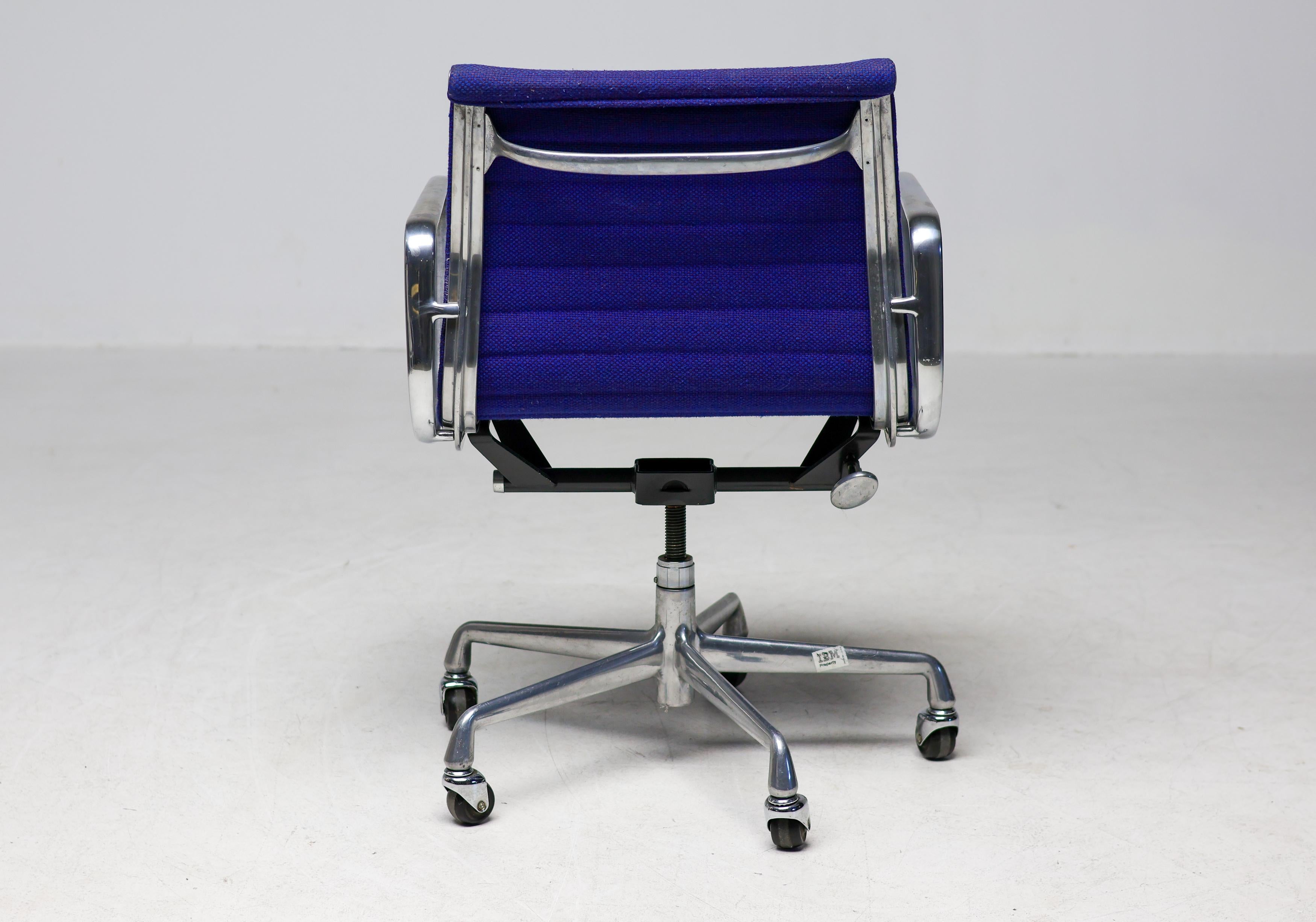 Unique Blue IBM Executive Office Chair by Charles & Ray Eames for Herman Miller (Siège de bureau IBM bleu unique) en vente 4