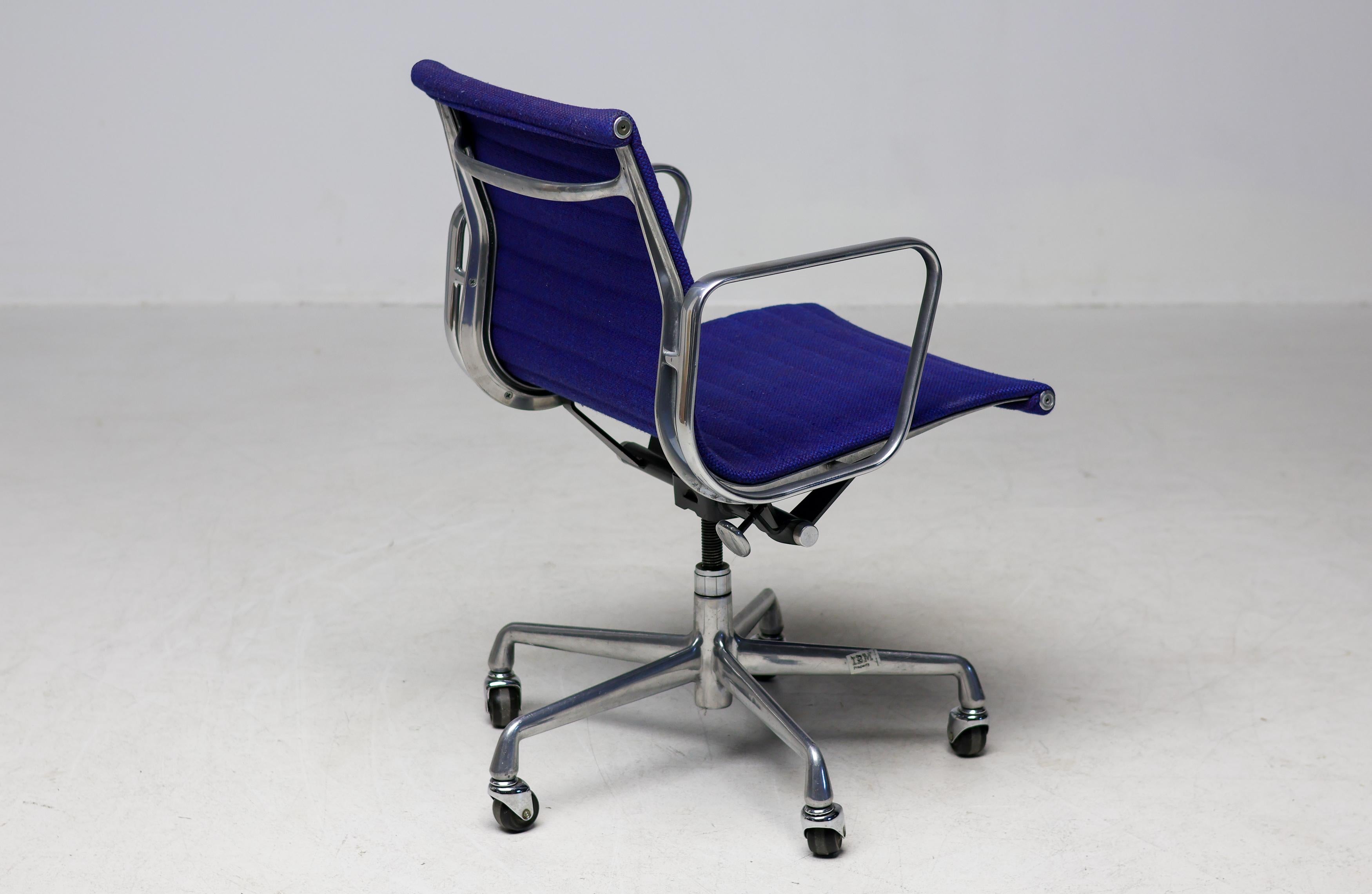 Unique Blue IBM Executive Office Chair by Charles & Ray Eames for Herman Miller (Siège de bureau IBM bleu unique) en vente 5