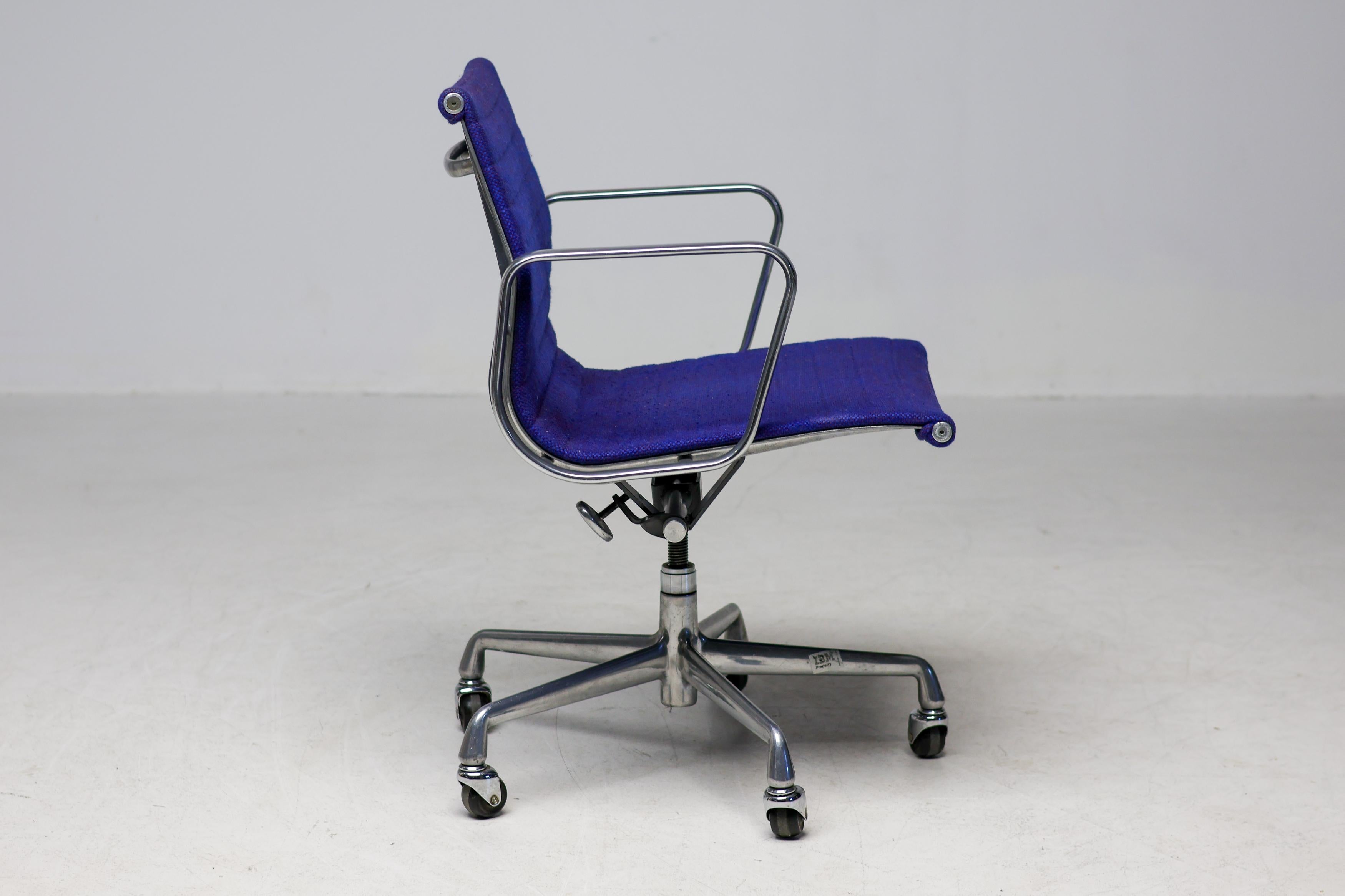 Unique Blue IBM Executive Office Chair by Charles & Ray Eames for Herman Miller (Siège de bureau IBM bleu unique) en vente 6