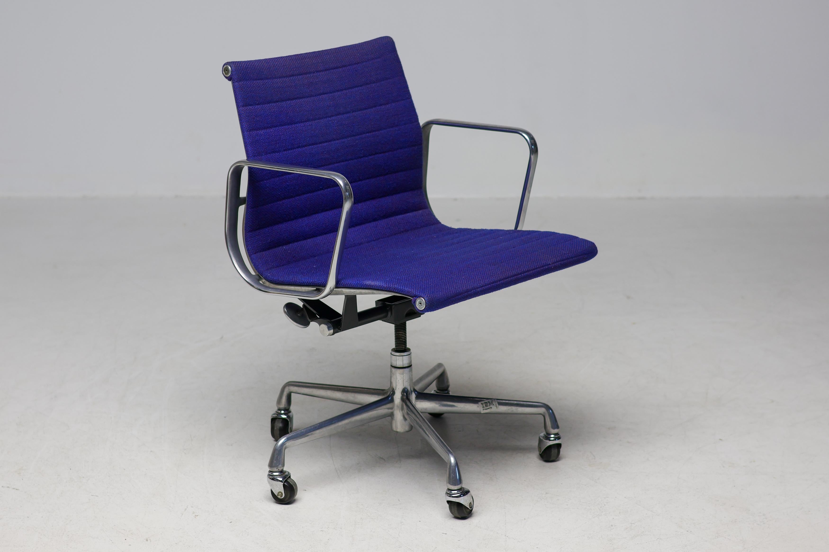 Unique Blue IBM Executive Office Chair by Charles & Ray Eames for Herman Miller (Siège de bureau IBM bleu unique) en vente 7