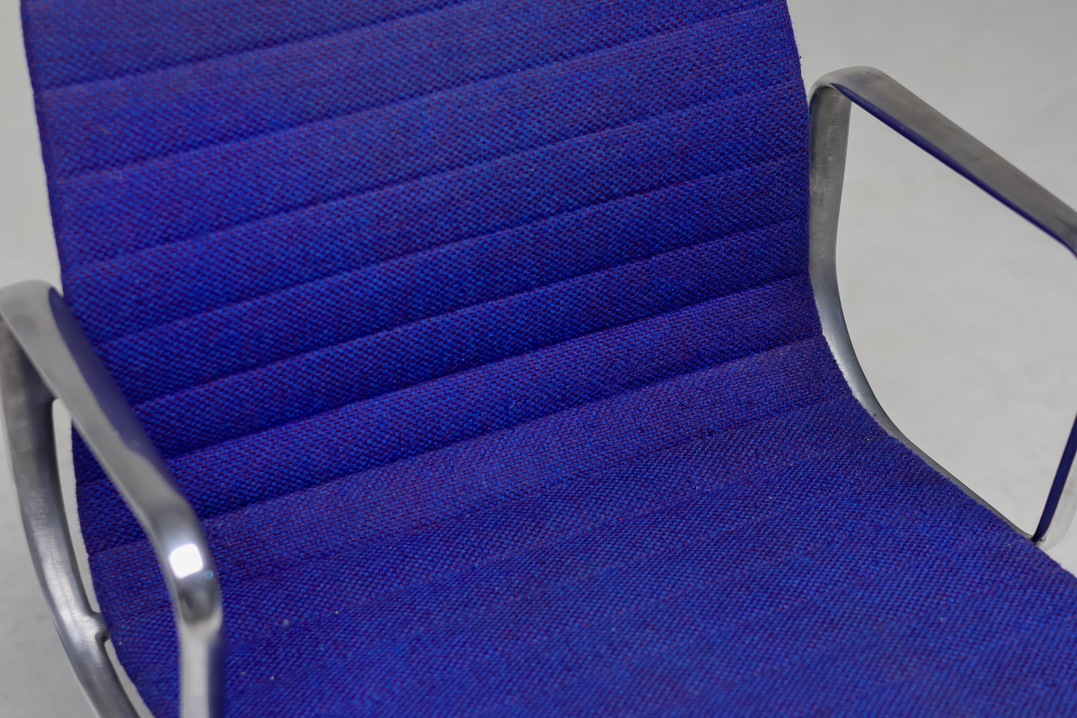 Unique Blue IBM Executive Office Chair by Charles & Ray Eames for Herman Miller (Siège de bureau IBM bleu unique) en vente 8