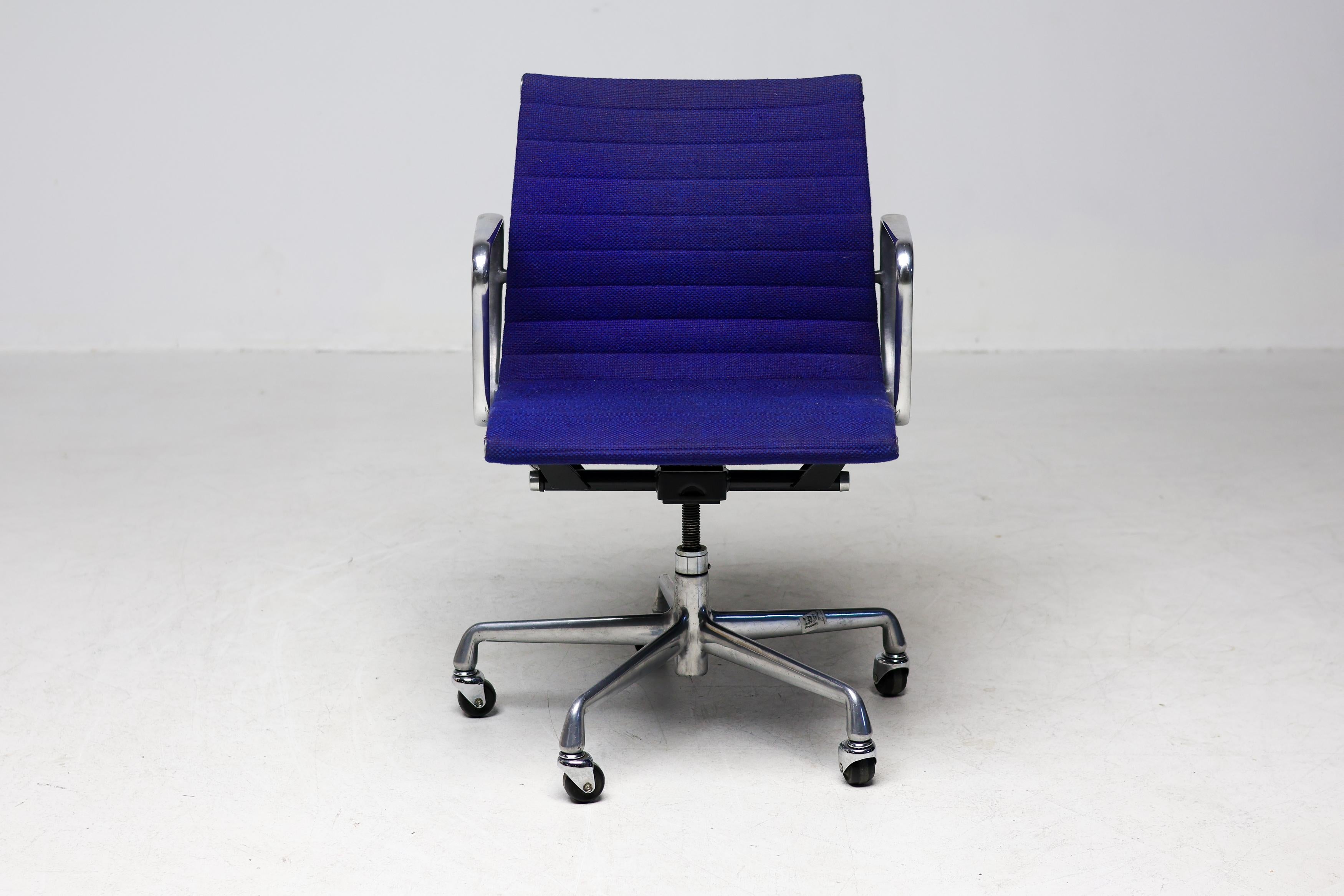 Un exemple rare et historiquement significatif du design moderne du milieu du siècle : un siège de bureau EA117 original (connu sous le nom de EA335 aux États-Unis), conçu par Charles et Ray Eames pour Herman Miller. Cette chaise exceptionnelle