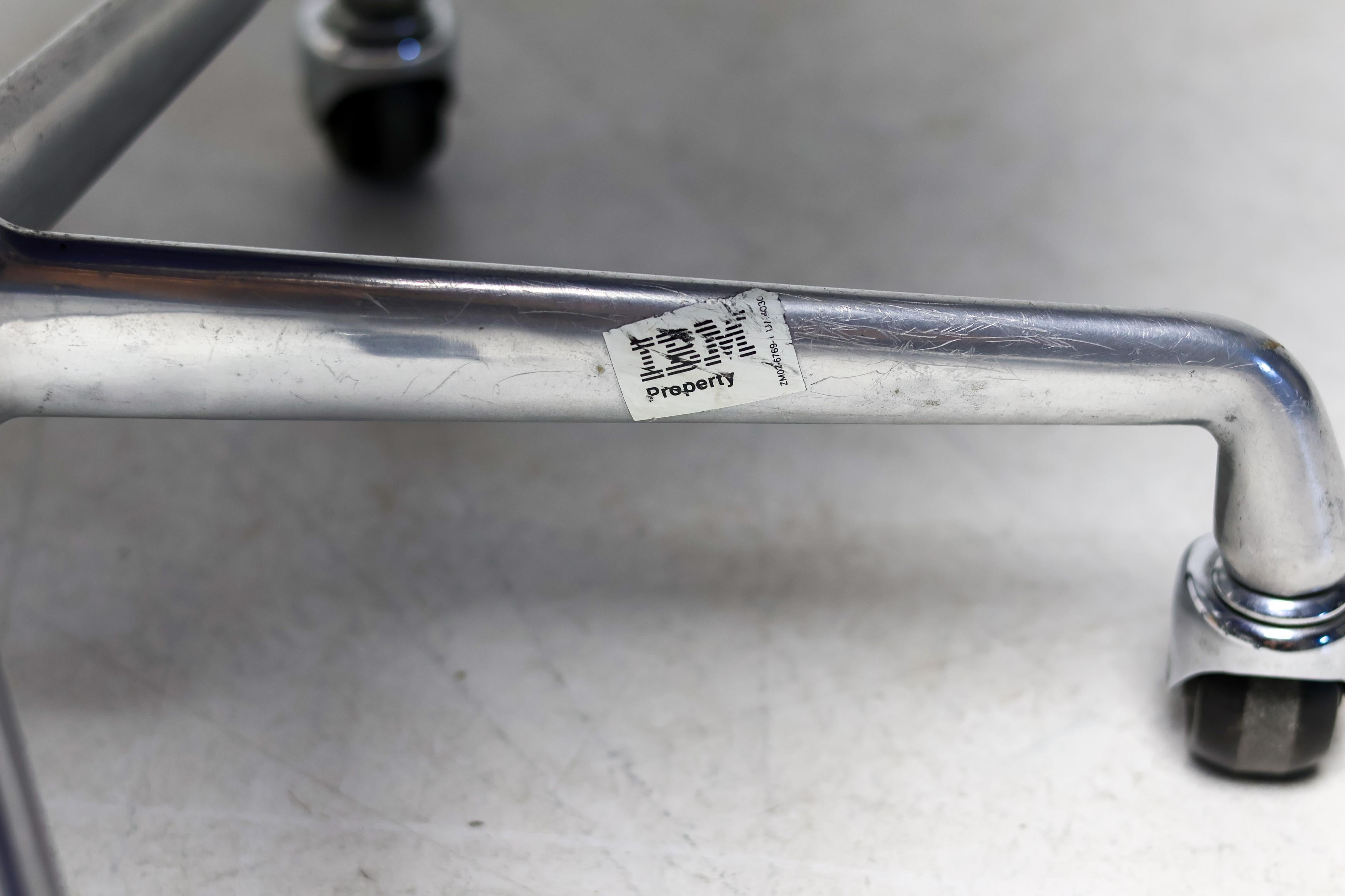 Mid-Century Modern Unique Blue IBM Executive Office Chair by Charles & Ray Eames for Herman Miller (Siège de bureau IBM bleu unique) en vente