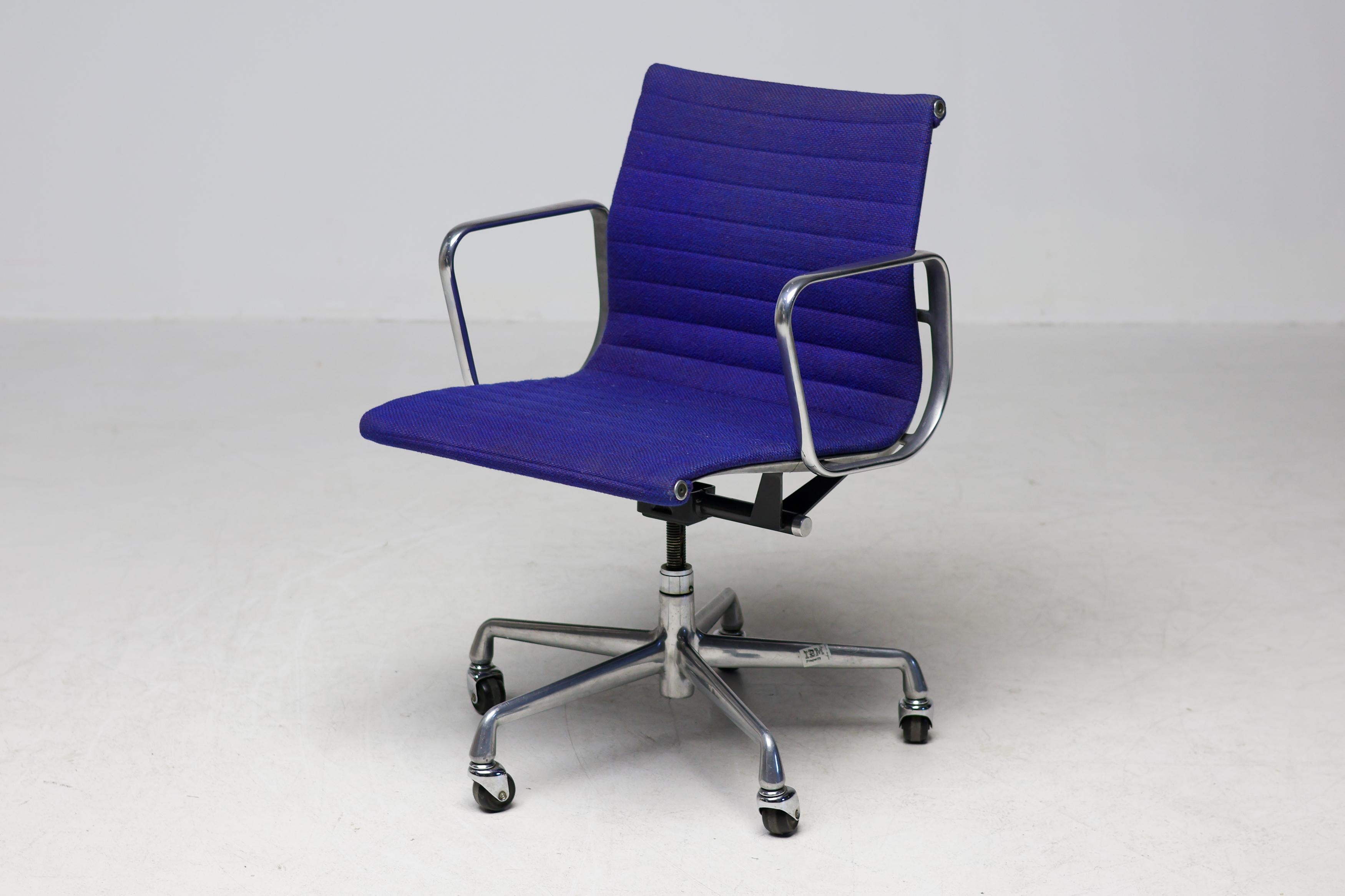 Américain Unique Blue IBM Executive Office Chair by Charles & Ray Eames for Herman Miller (Siège de bureau IBM bleu unique) en vente
