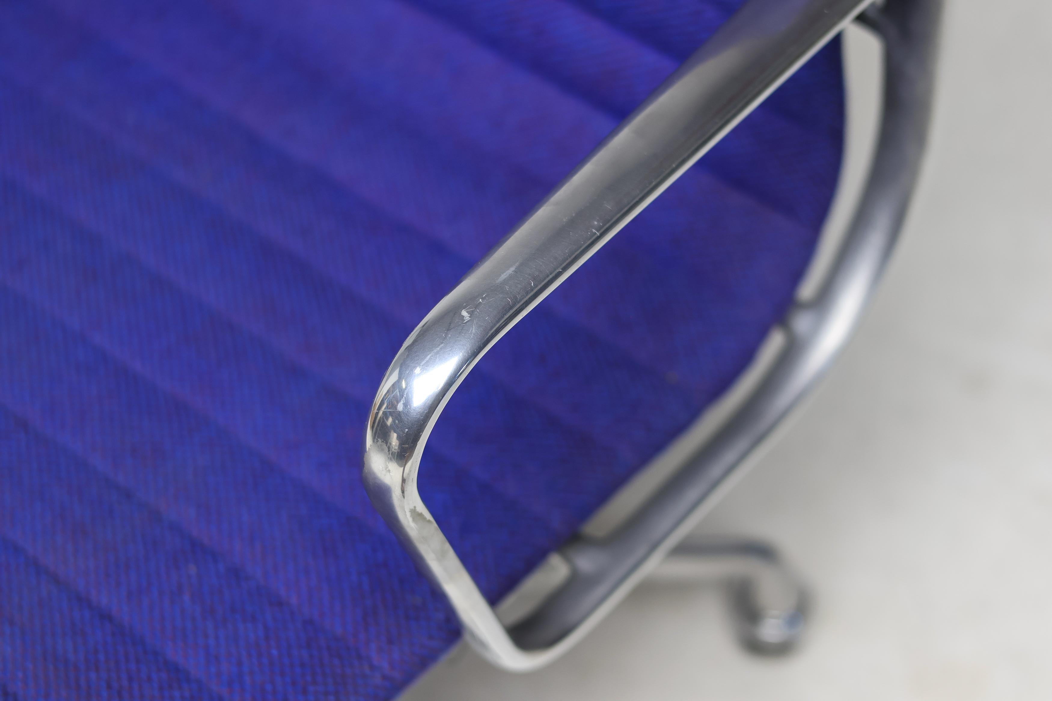 Unique Blue IBM Executive Office Chair by Charles & Ray Eames for Herman Miller (Siège de bureau IBM bleu unique) Bon état - En vente à Dronten, NL