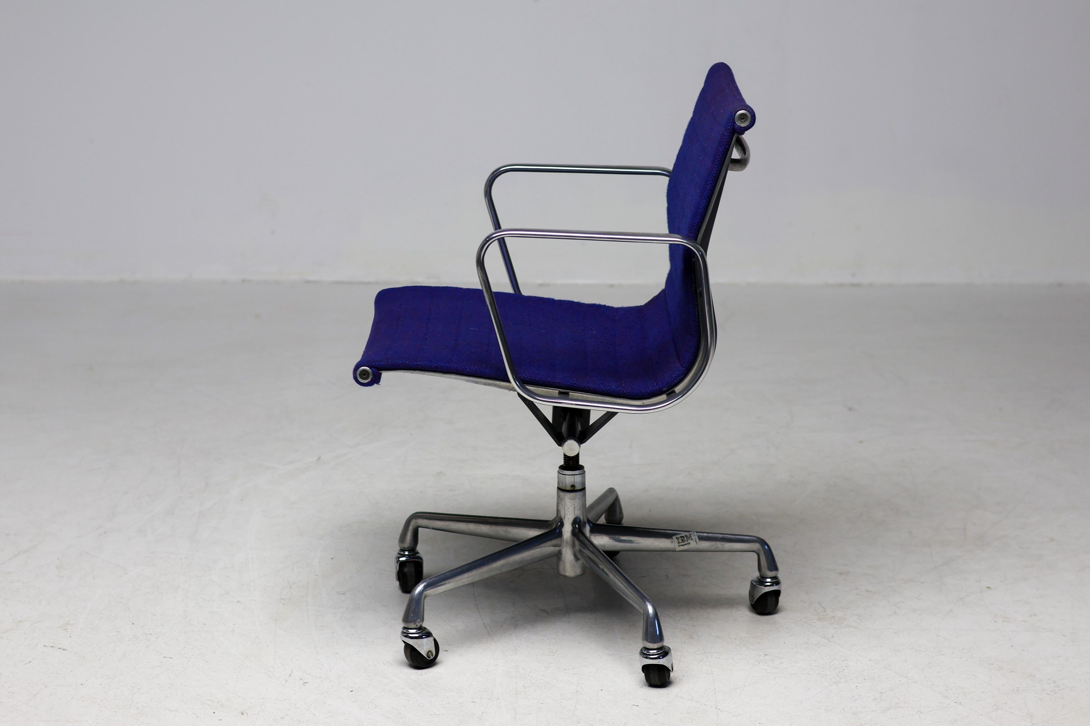 20ième siècle Unique Blue IBM Executive Office Chair by Charles & Ray Eames for Herman Miller (Siège de bureau IBM bleu unique) en vente