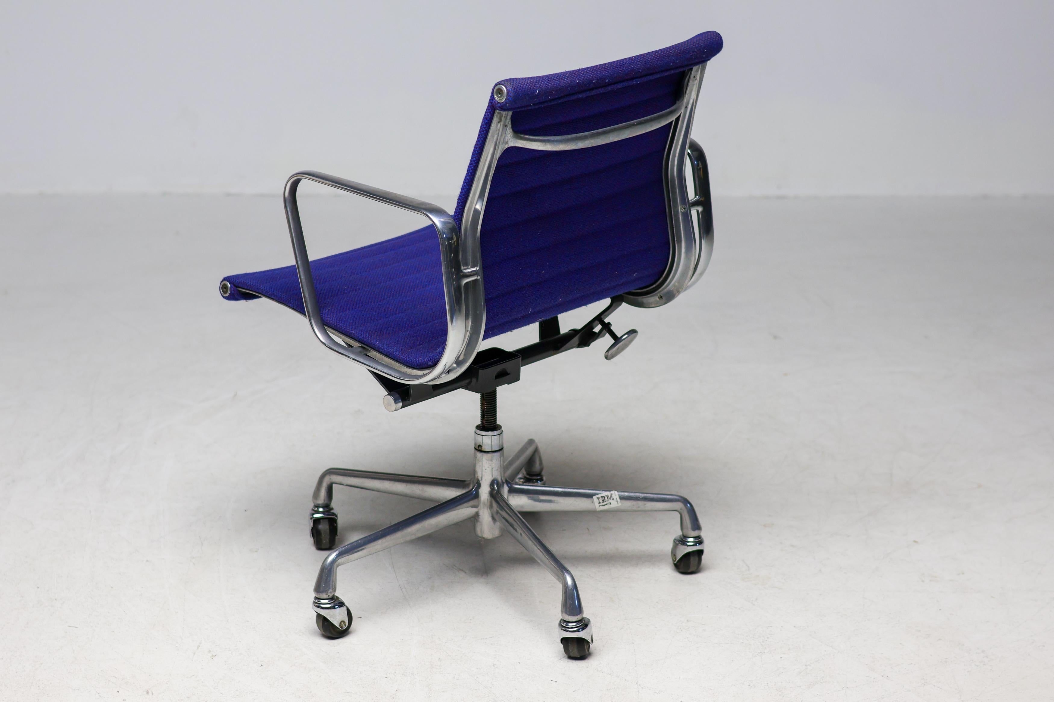 Aluminium Unique Blue IBM Executive Office Chair by Charles & Ray Eames for Herman Miller (Siège de bureau IBM bleu unique) en vente