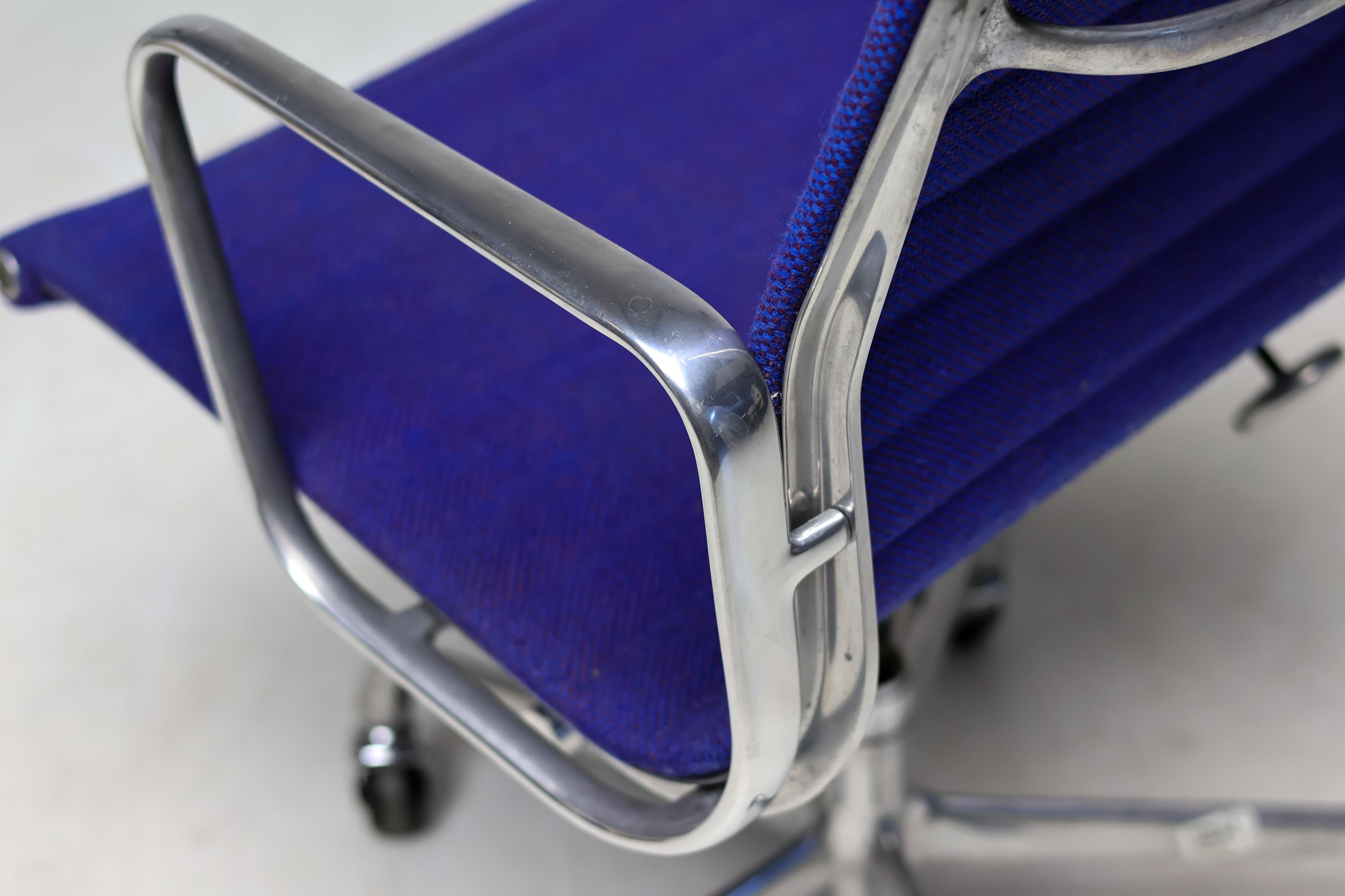 Unique Blue IBM Executive Office Chair by Charles & Ray Eames for Herman Miller (Siège de bureau IBM bleu unique) en vente 1