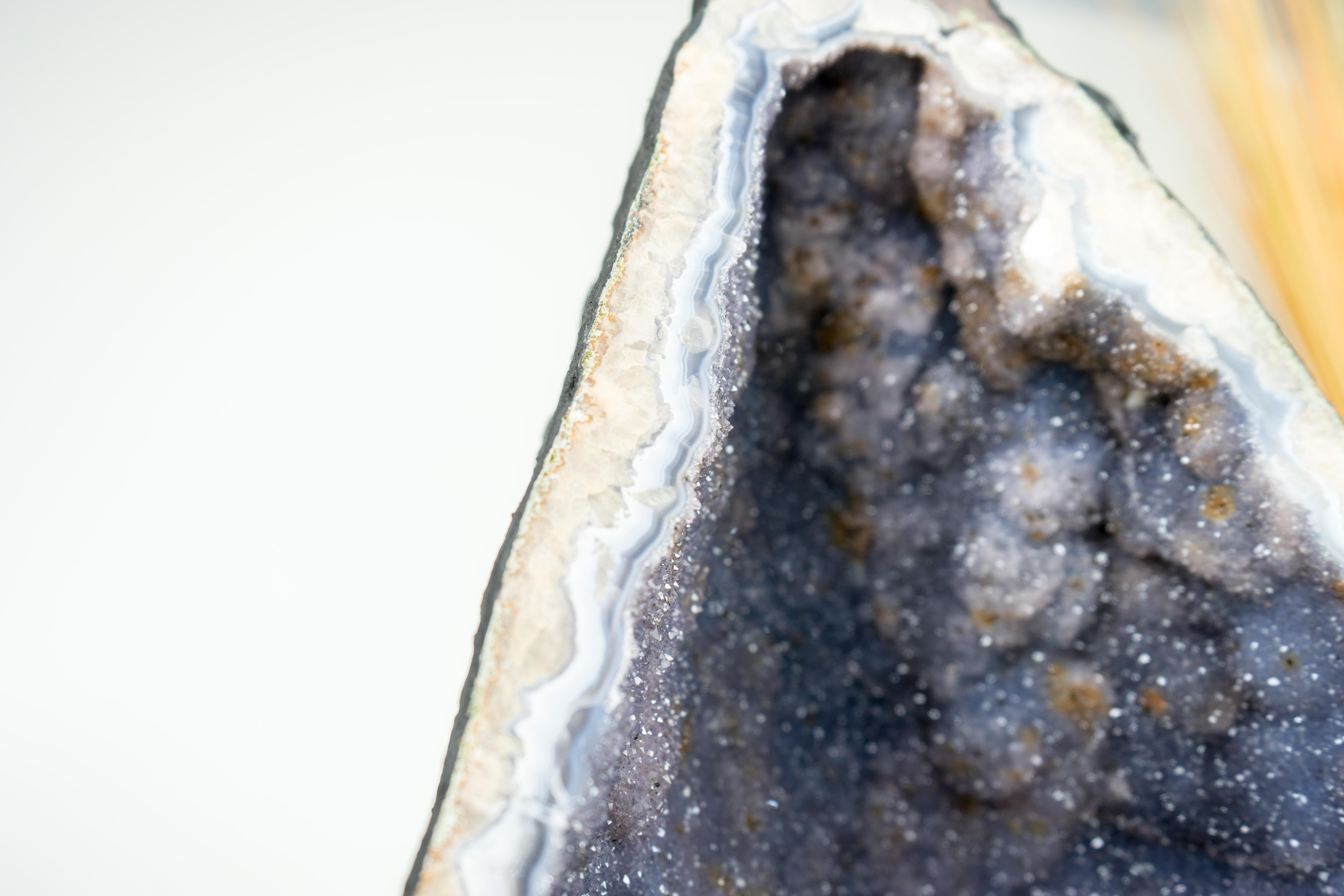 Einzigartige blaue Spitzenachat-Geode mit lavendelfarbenem Amethyst-Druzy, seltener Amethyst  im Angebot 4