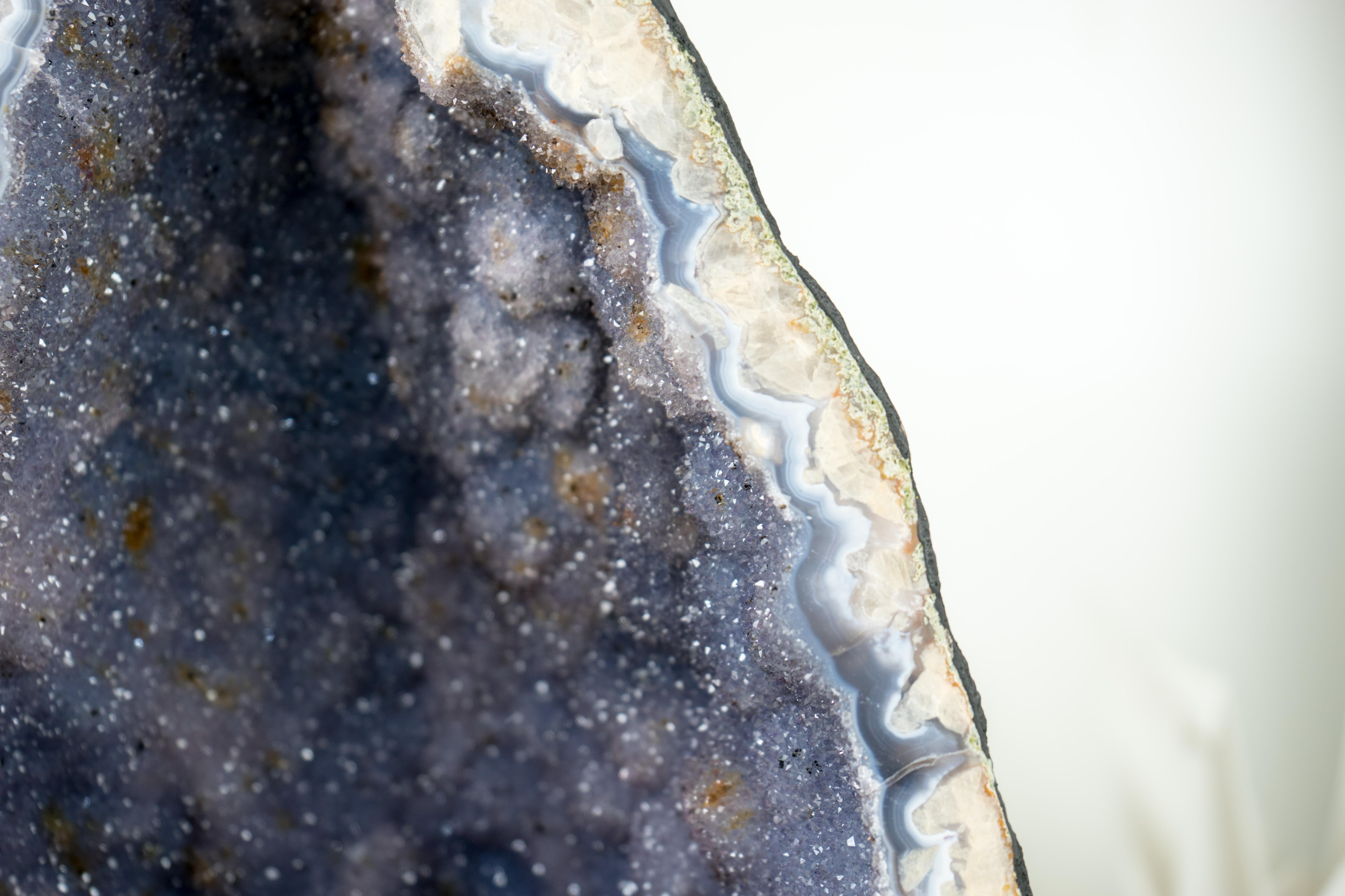 Geode unico di agata blu con druzy di ametista lavanda, ametista rara in vendita 4