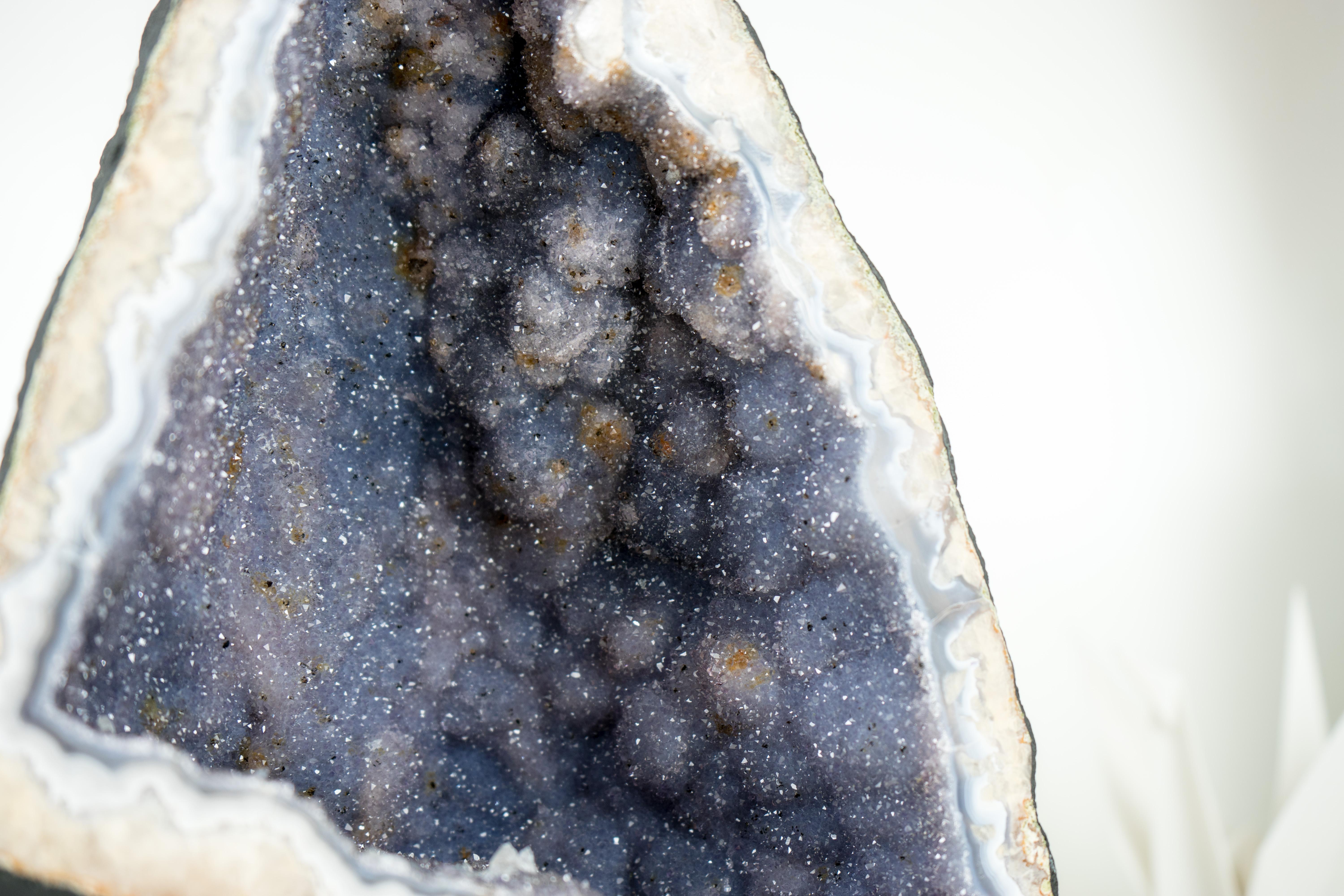 Einzigartige blaue Spitzenachat-Geode mit lavendelfarbenem Amethyst-Druzy, seltener Amethyst  im Angebot 6