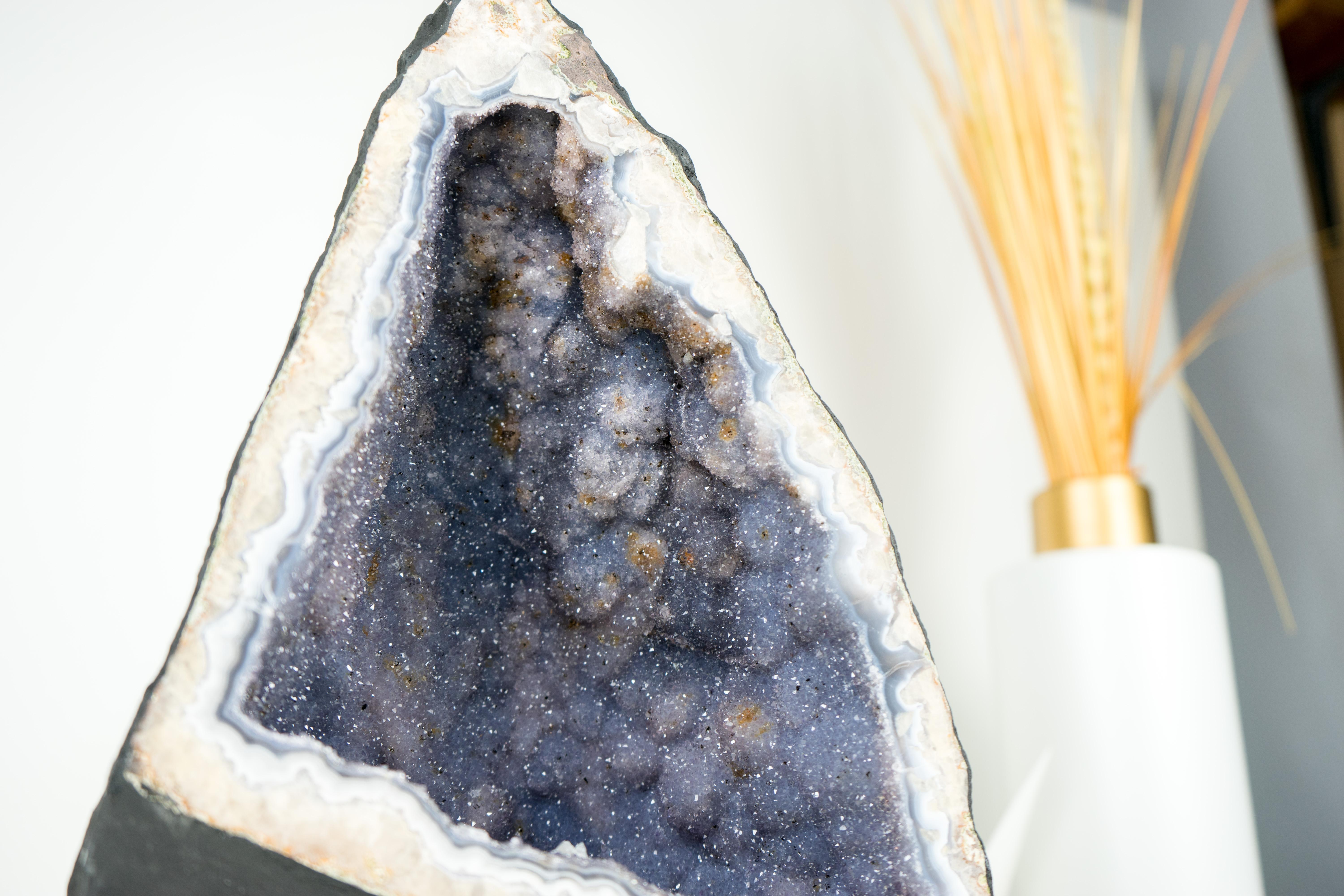 Geode unico di agata blu con druzy di ametista lavanda, ametista rara in vendita 10