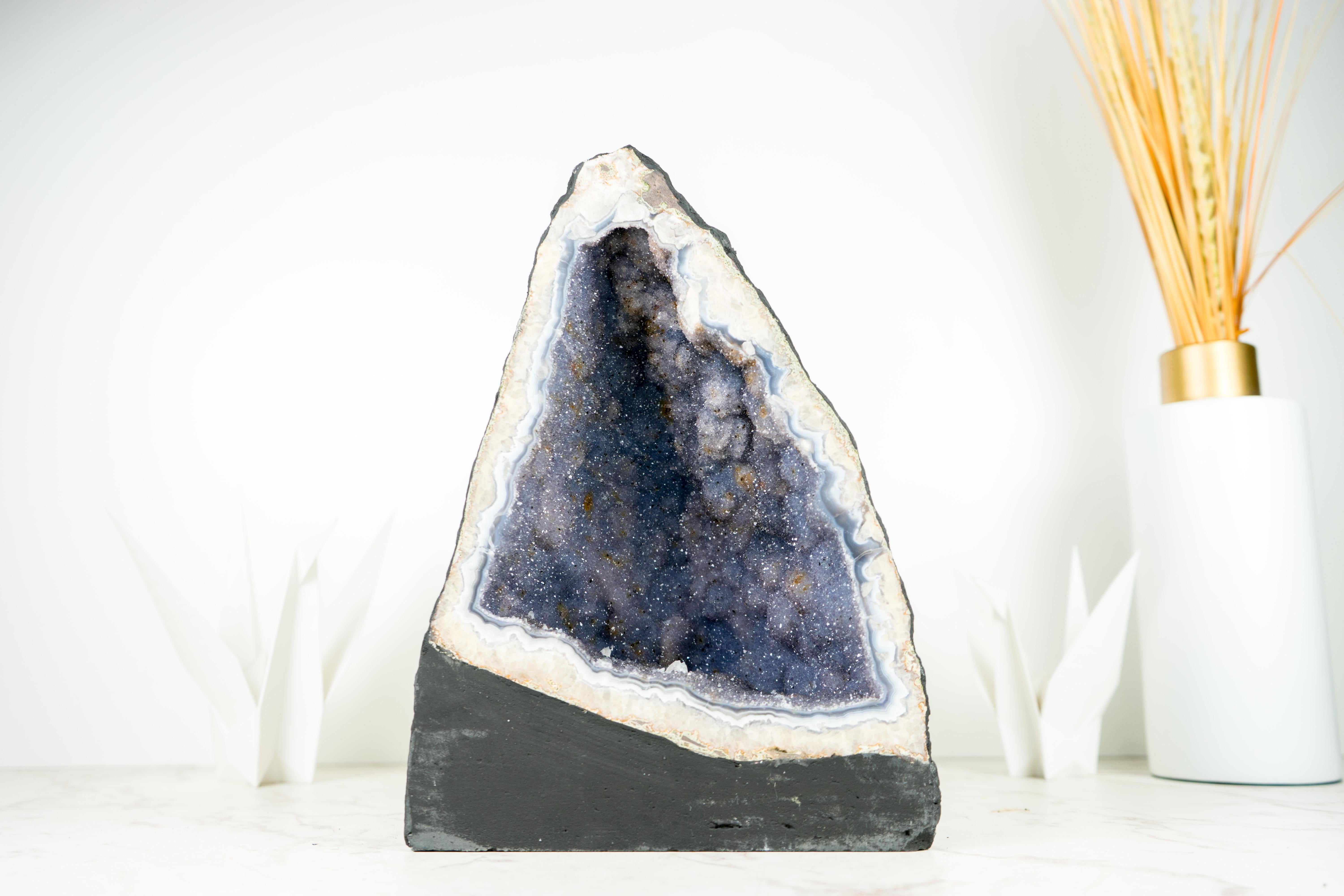 Einzigartige blaue Spitzenachat-Geode mit lavendelfarbenem Amethyst-Druzy, seltener Amethyst  (Brasilianisch) im Angebot