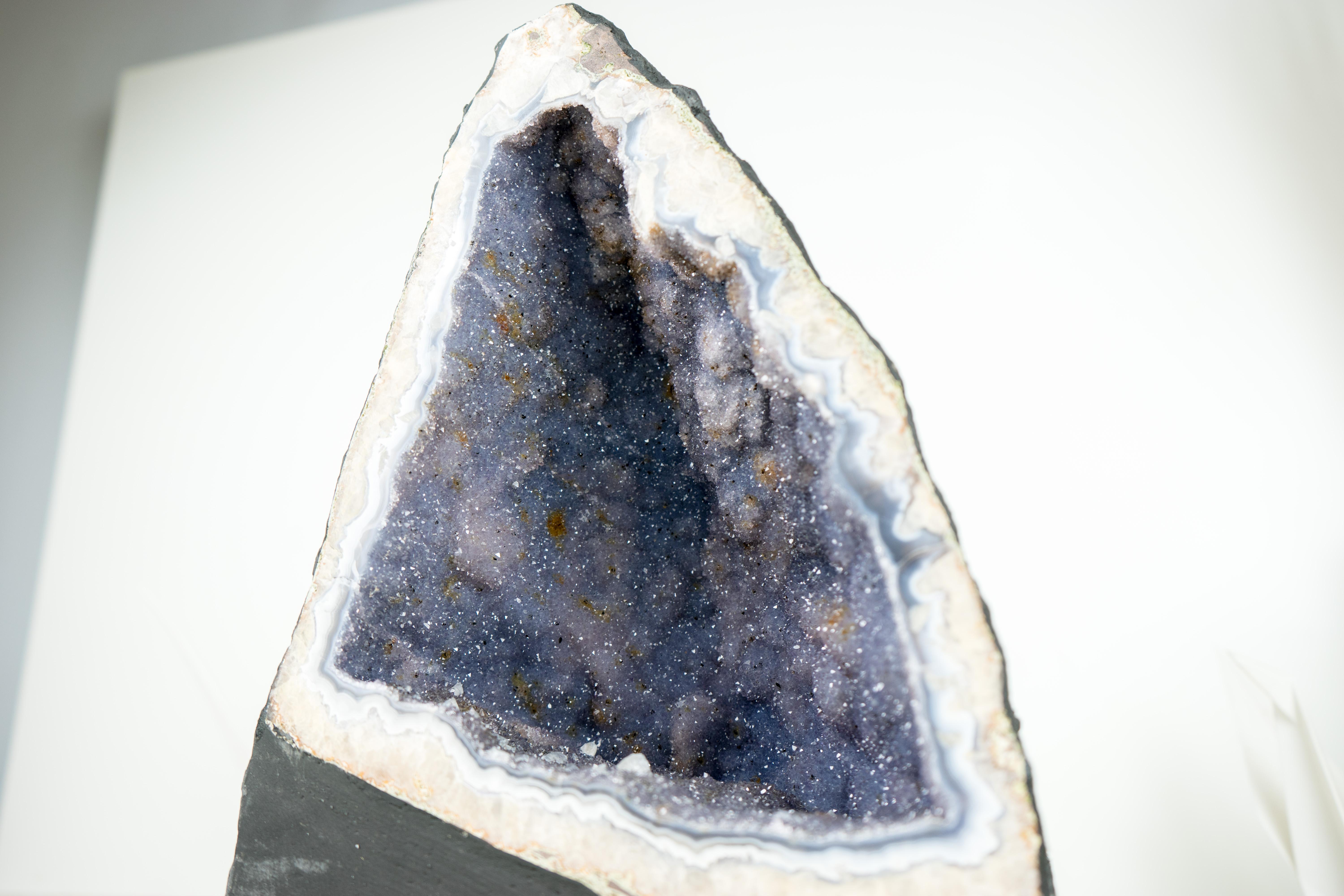 Brasiliano Geode unico di agata blu con druzy di ametista lavanda, ametista rara in vendita