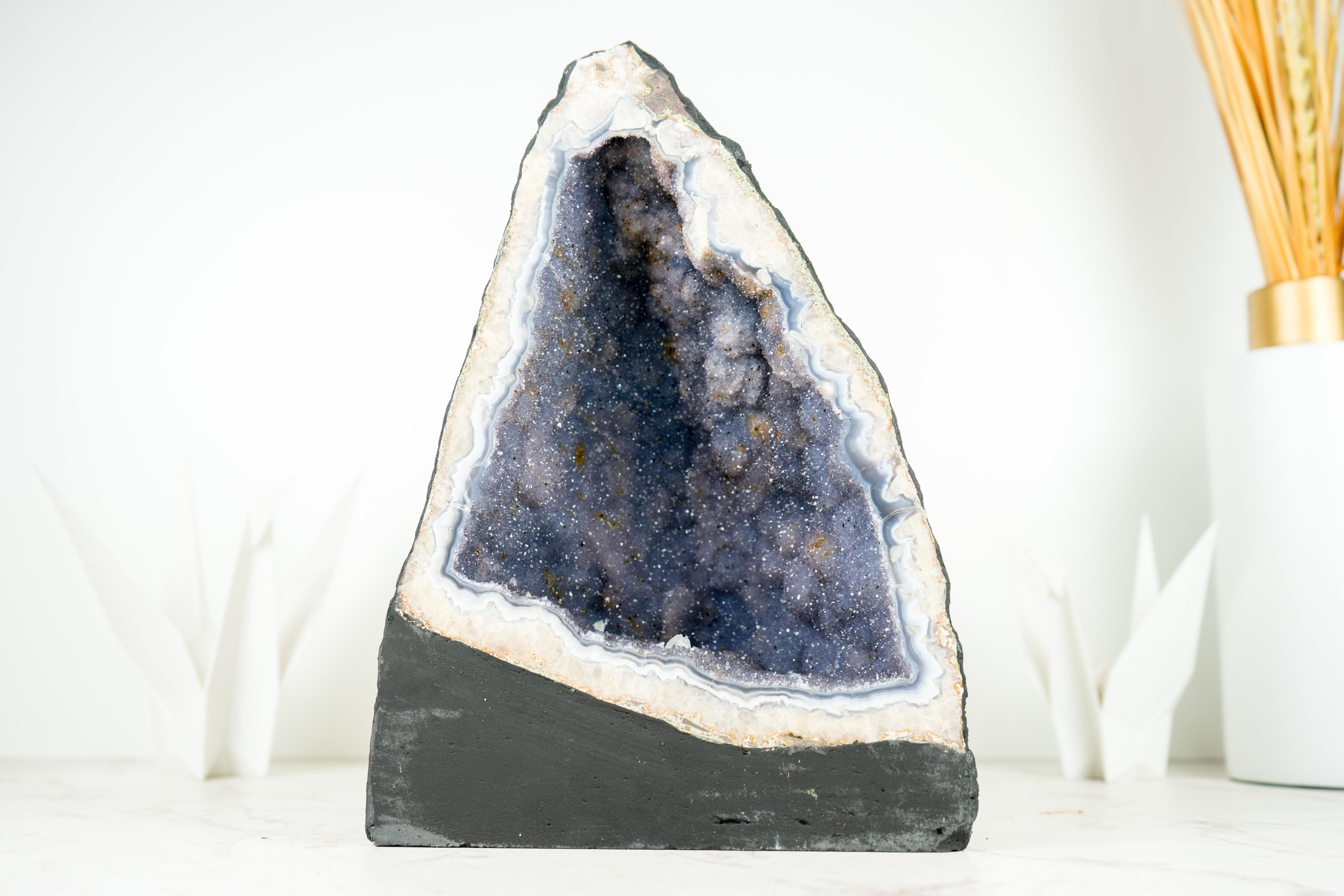 Einzigartige blaue Spitzenachat-Geode mit lavendelfarbenem Amethyst-Druzy, seltener Amethyst  (21. Jahrhundert und zeitgenössisch) im Angebot