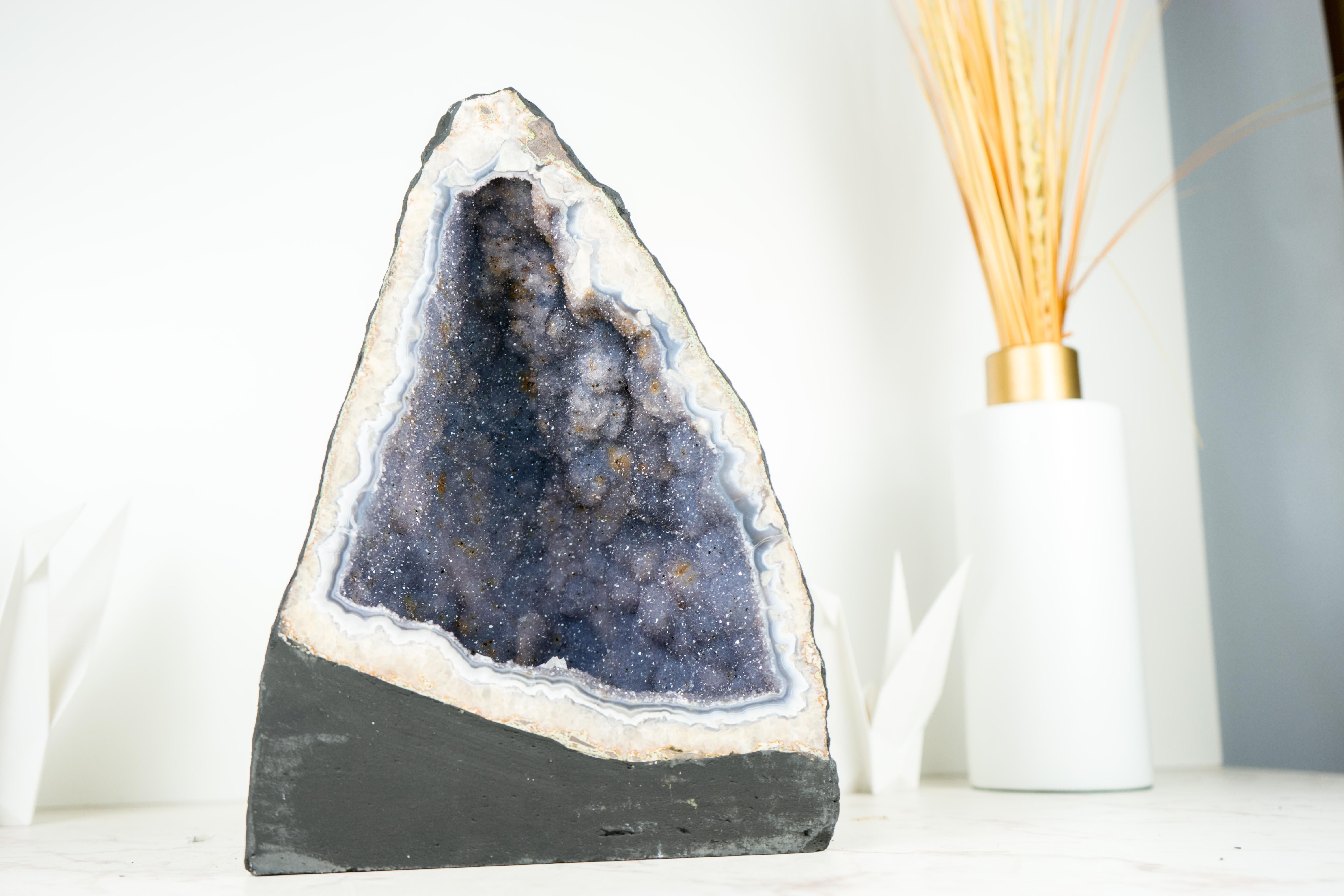 Einzigartige blaue Spitzenachat-Geode mit lavendelfarbenem Amethyst-Druzy, seltener Amethyst  (Achat) im Angebot