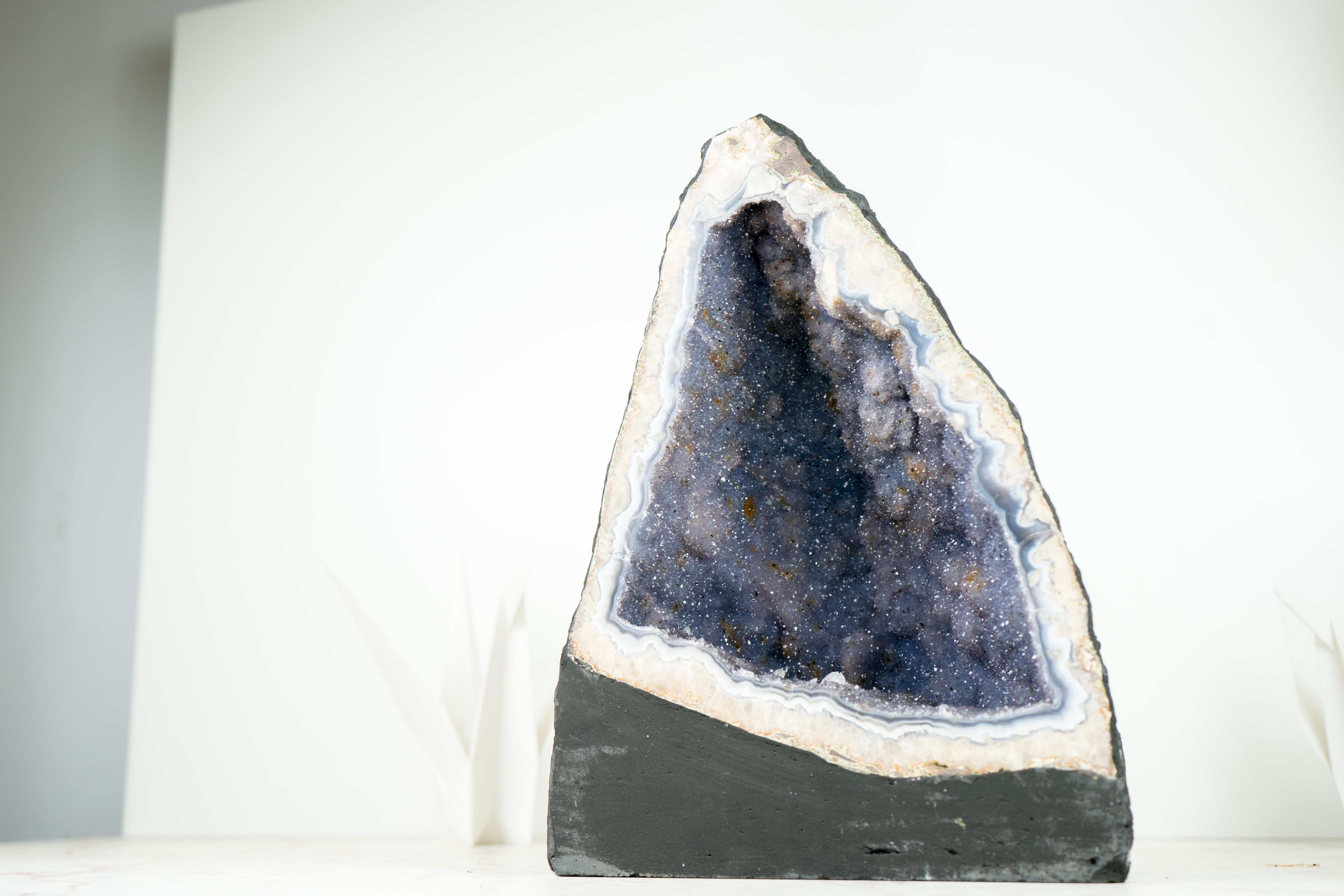 Einzigartige blaue Spitzenachat-Geode mit lavendelfarbenem Amethyst-Druzy, seltener Amethyst  im Angebot 1
