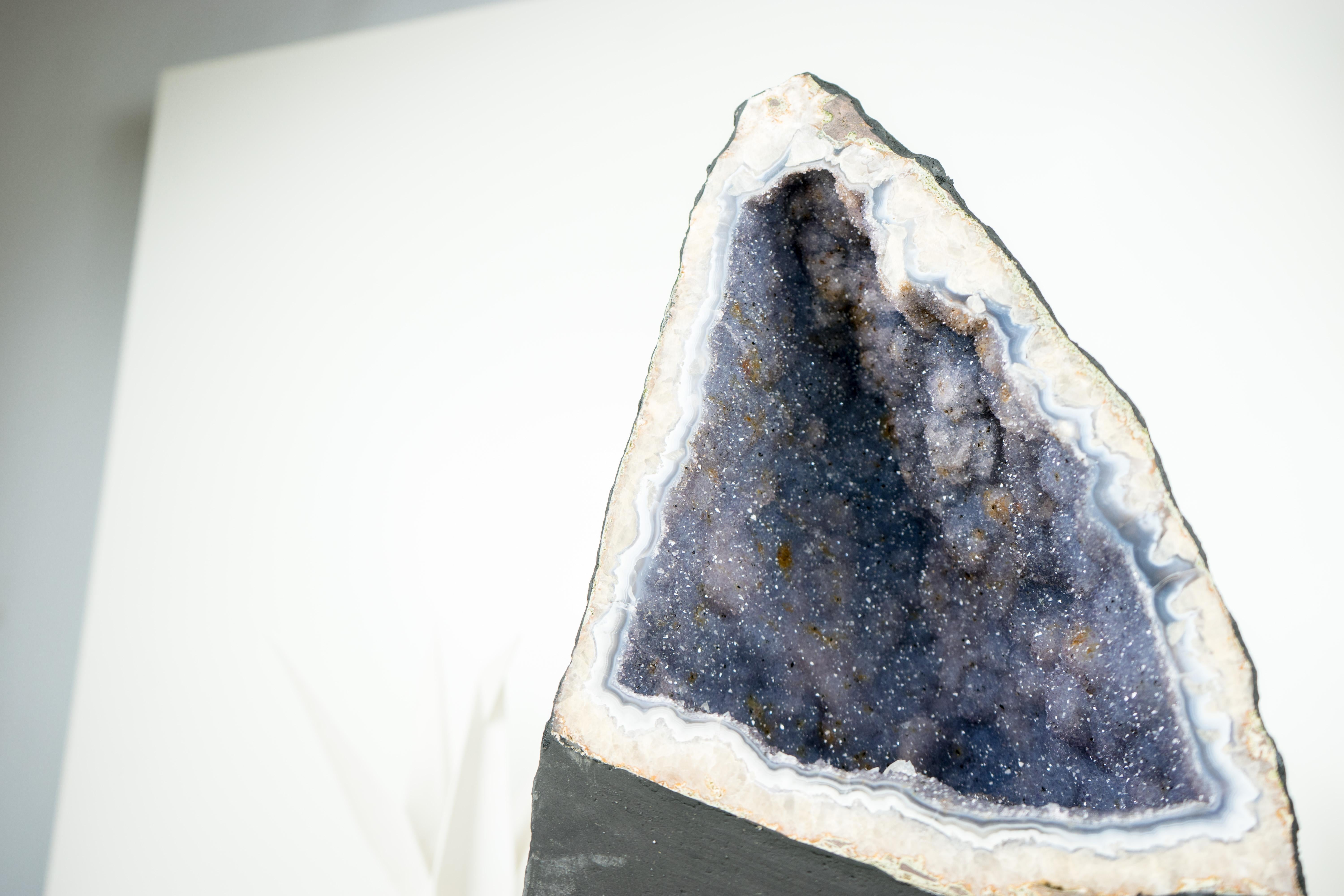 Geode unico di agata blu con druzy di ametista lavanda, ametista rara in vendita 1