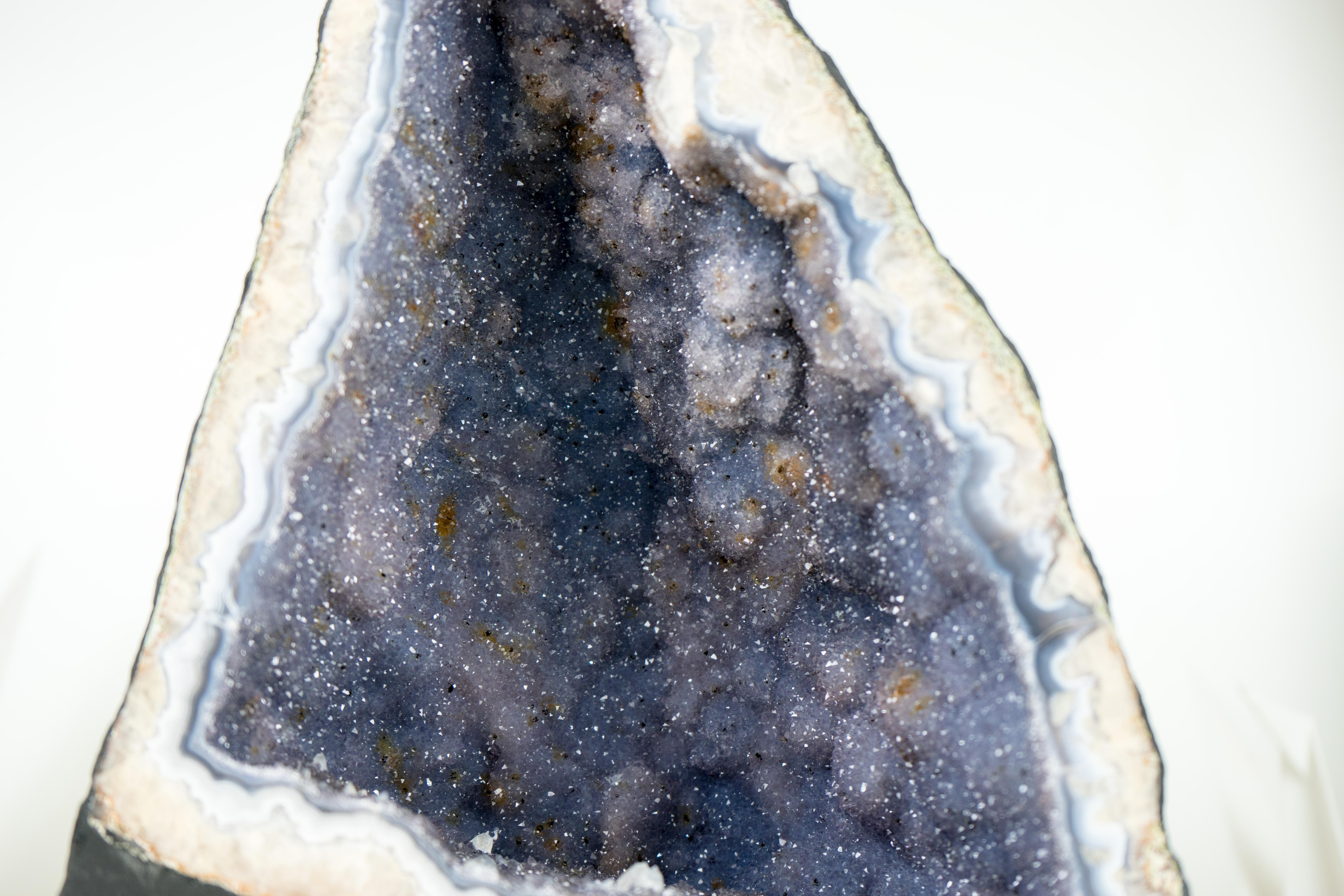 Einzigartige blaue Spitzenachat-Geode mit lavendelfarbenem Amethyst-Druzy, seltener Amethyst  im Angebot 3