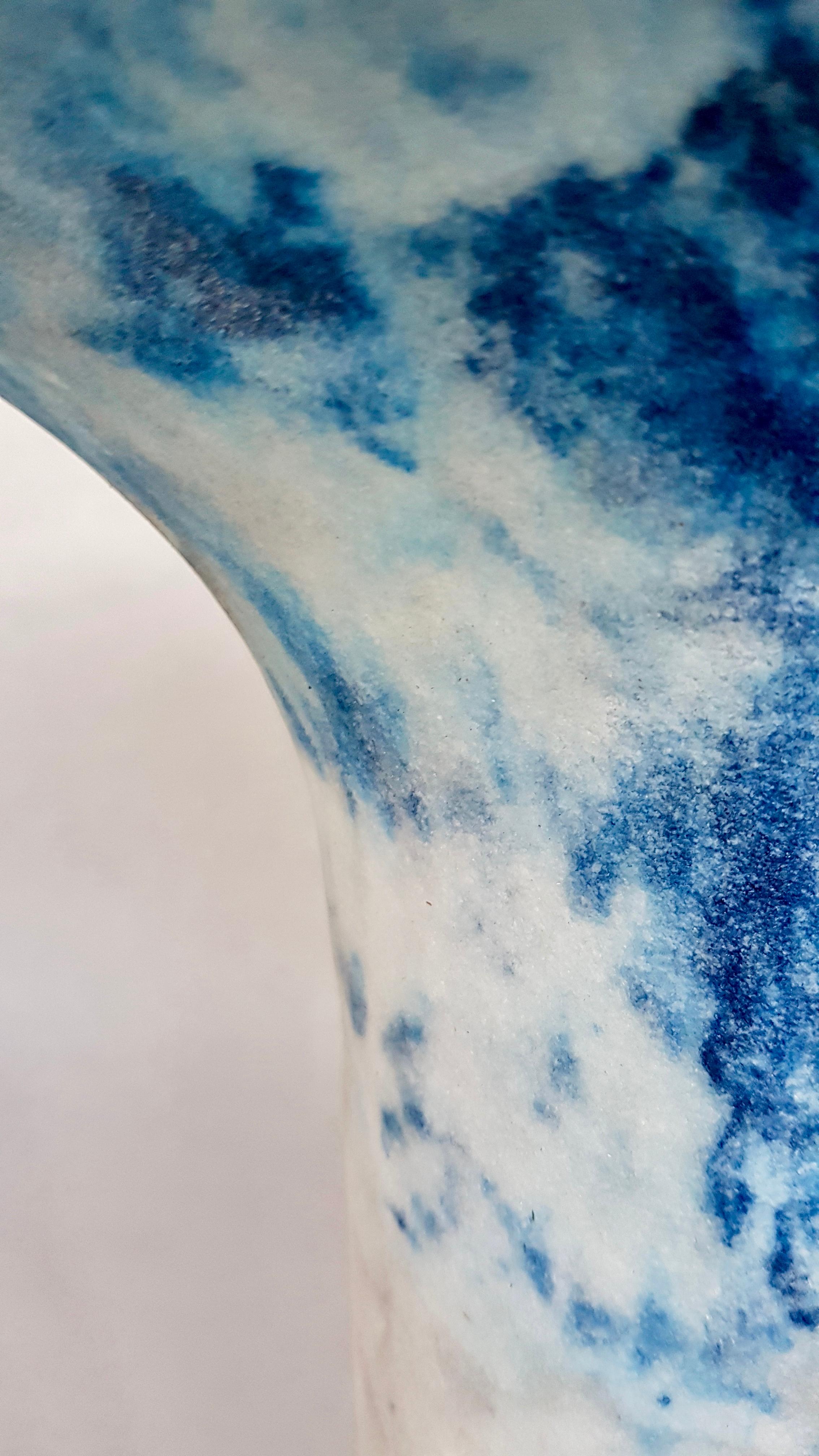 Einzigartige blau marmorierte Salze Gueridon, Roxane Lahidji
MATERIAL: Marmorierte Salze, eine einzigartige, preisgekrönte Technik, entwickelt von Roxane Lahidji
Abmessungen: 42 x 38 x 38 cm
Einzigartiges Gueridon.

Preisträger der Bolia Design