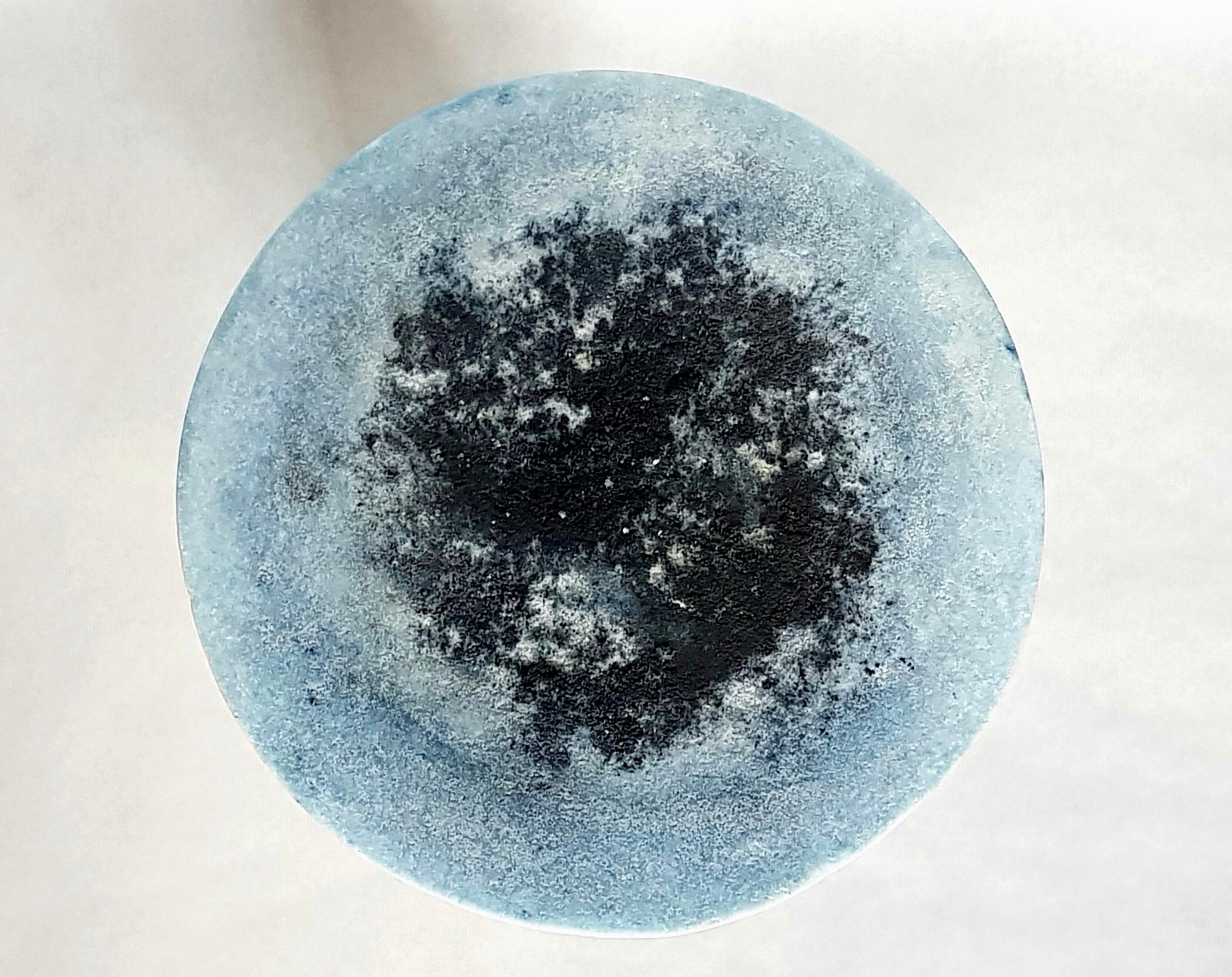 Einzigartige blau marmorierte Salzstreuer Gueridon, Roxane Lahidji (Belgisch) im Angebot