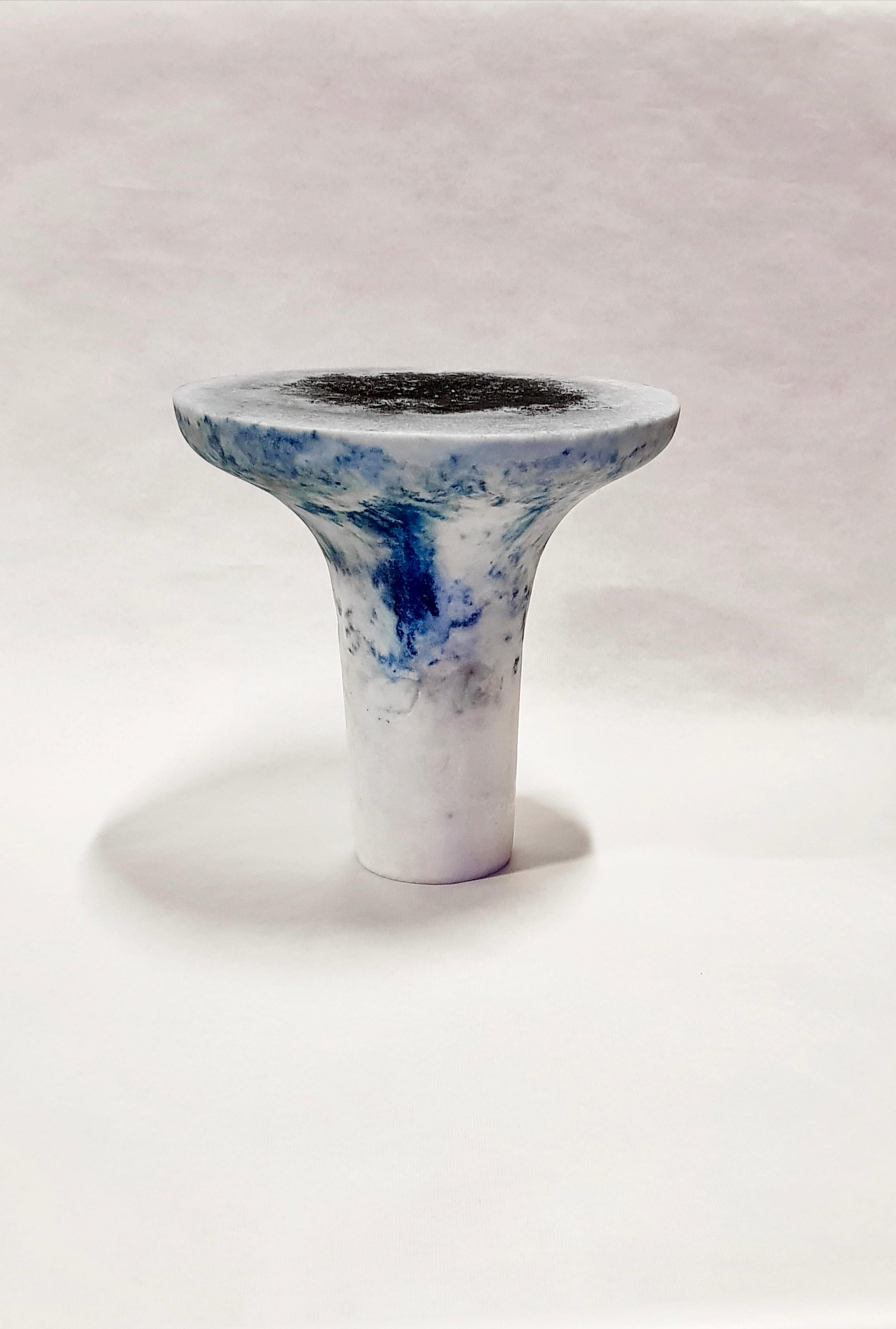 Einzigartige blau marmorierte Salzstreuer Gueridon, Roxane Lahidji im Zustand „Neu“ im Angebot in Geneve, CH