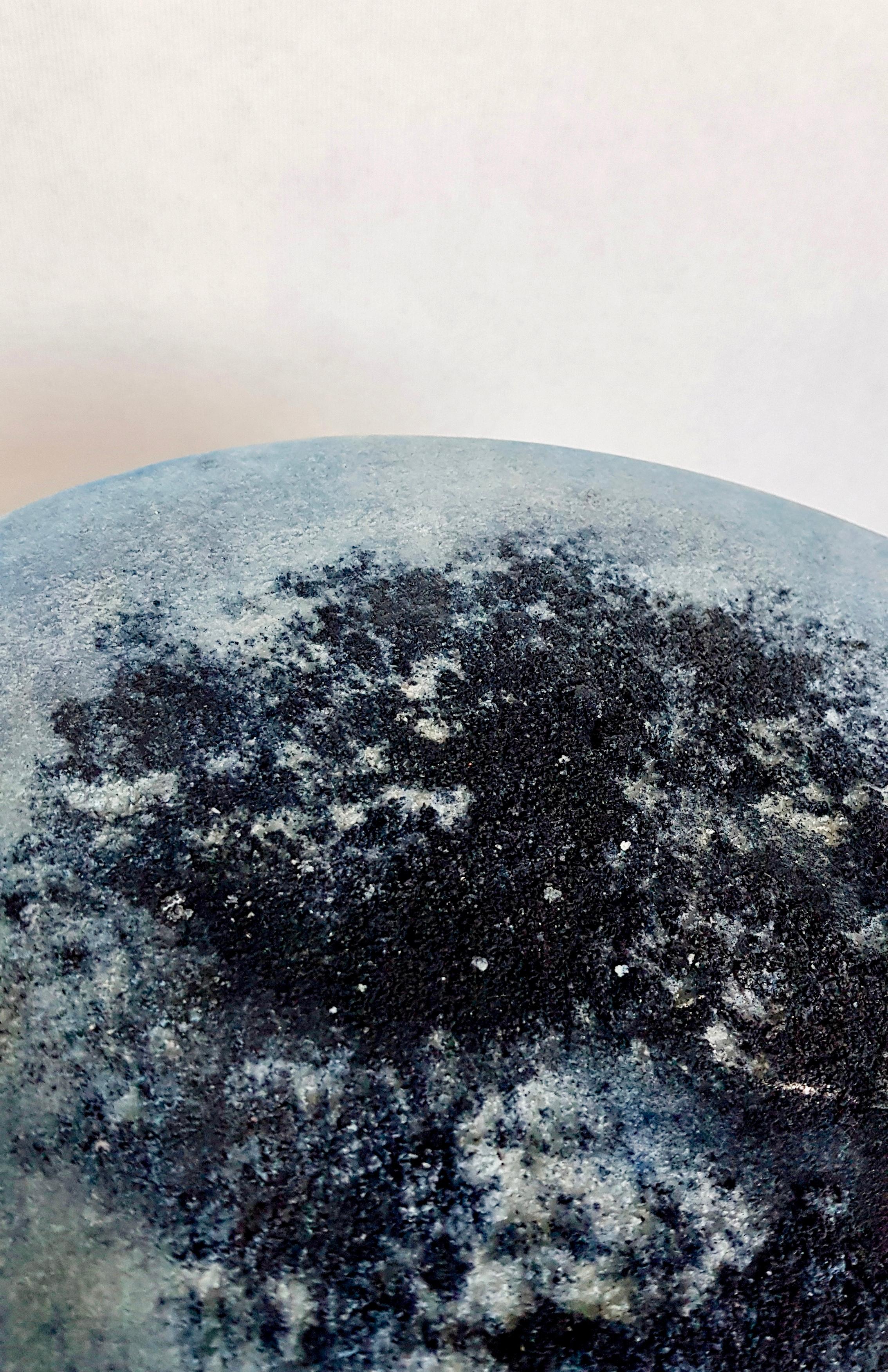 Einzigartige blau marmorierte Salzstreuer Gueridon, Roxane Lahidji (21. Jahrhundert und zeitgenössisch) im Angebot