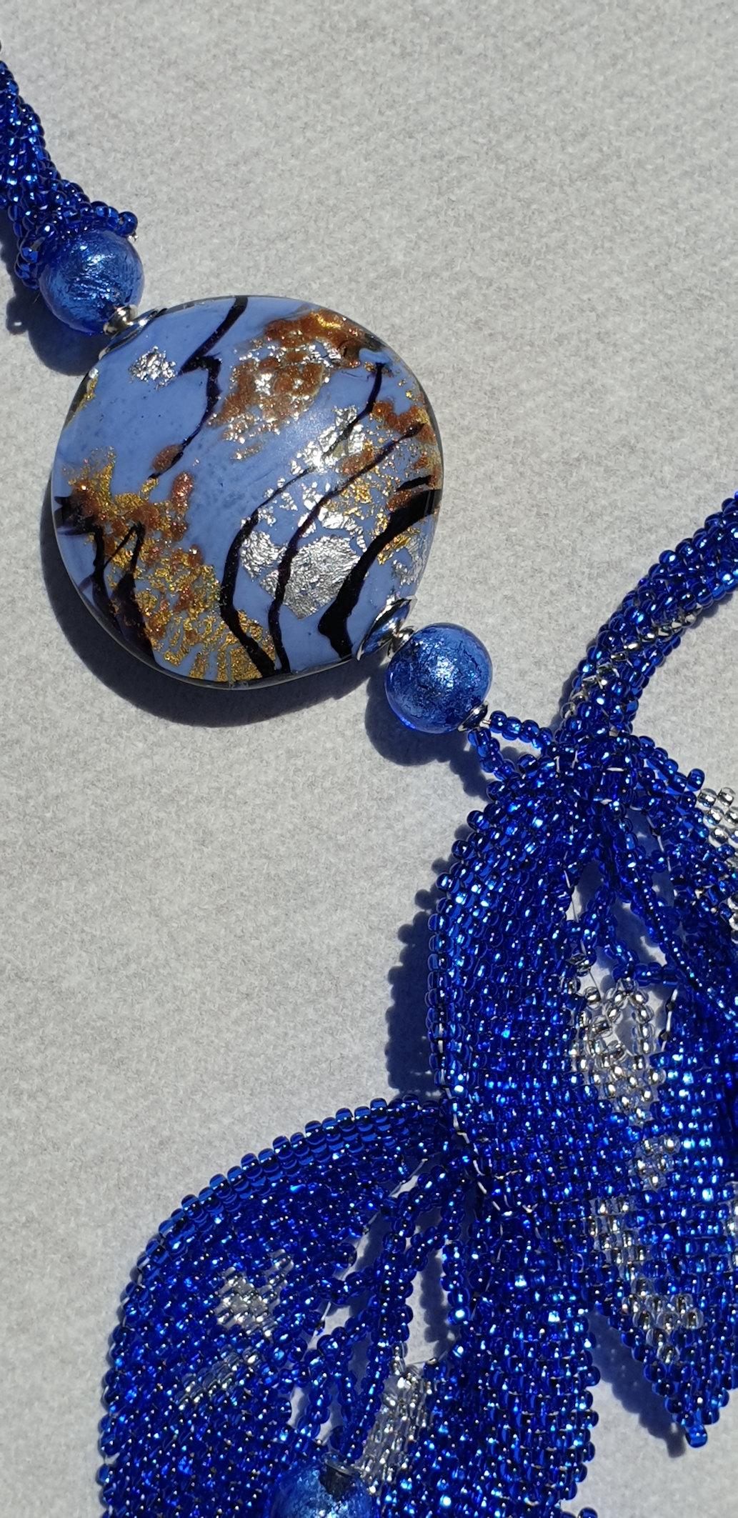 Blaue mehrsträngige Muranoglasperlen Mode Halskette.
Einzigartig, handgefertigt von der Künstlerin Paola B. in Venedig, Italien, 2010er Jahre.
Hergestellt aus: Handgeblasene blaue und silberne Muranoglasperlen.
Hypoallergen Italienisch Silber 925