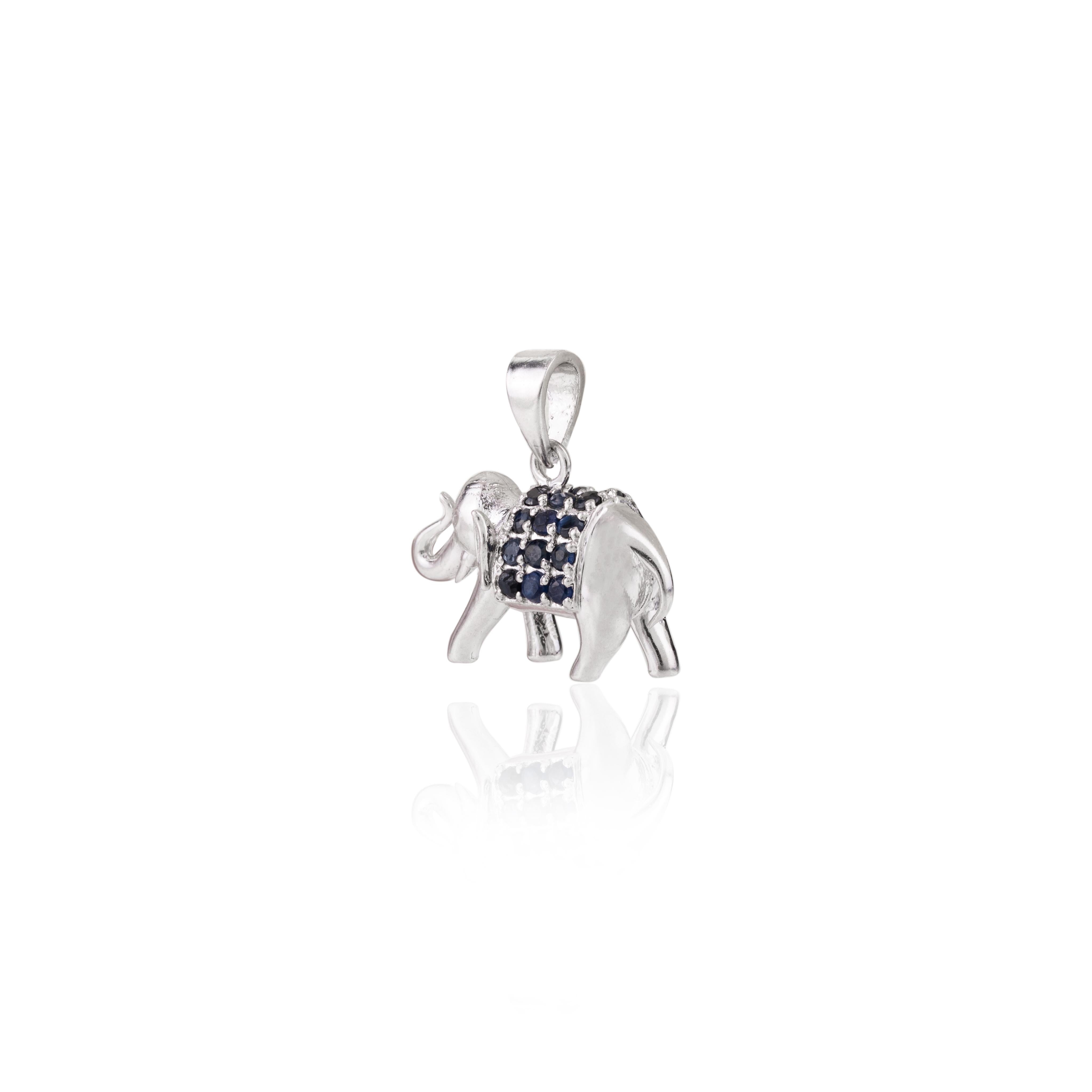 Colgante único de zafiro azul en forma de elefante, de plata de ley, tachonado con zafiro azul de talla redonda. Esta impresionante pieza de joyería eleva al instante un look informal o un conjunto de vestir. 
El Zafiro Azul aumenta la capacidad