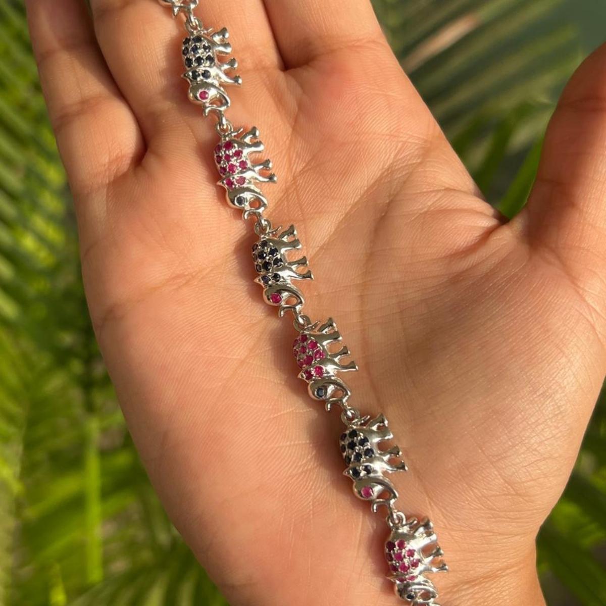Bracelet éléphant clouté unique en argent sterling 925, saphir bleu et rubis Pour femmes en vente