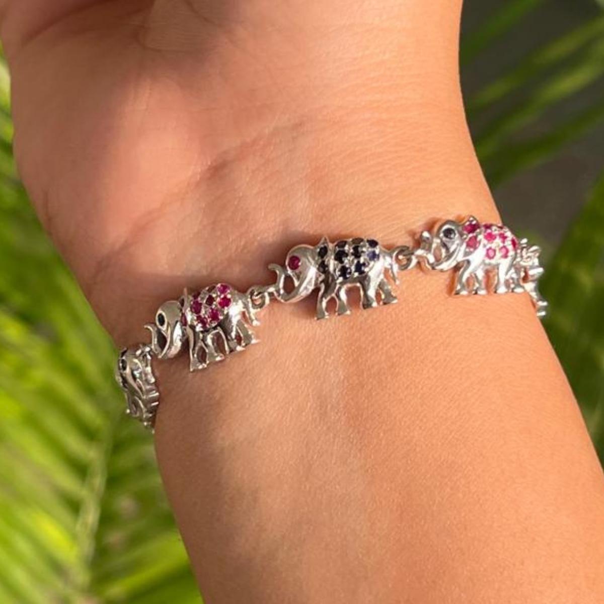 Le bracelet éléphant unique en argent sterling serti de saphirs bleus et de rubis met en valeur des saphirs bleus naturels étincelants et des rubis pesant 3,56 carats. Il mesure 7.25 pouces de long. 
Le saphir bleu, le rubis stimulent la
