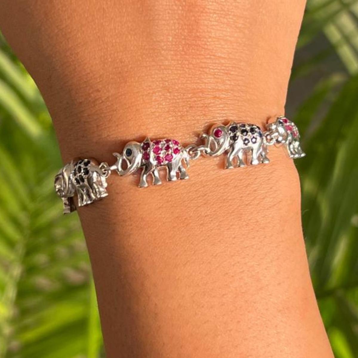 Taille ronde Bracelet éléphant clouté unique en argent sterling 925, saphir bleu et rubis en vente