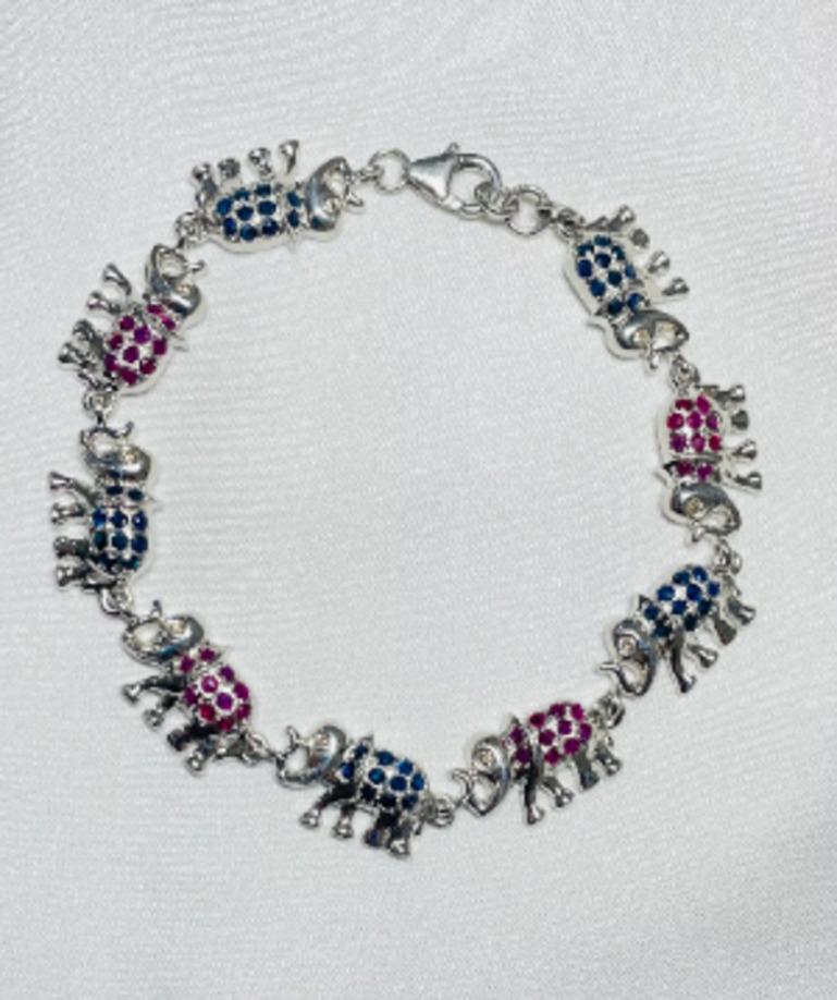 Pulsera única de zafiro azul y rubí con tachuelas de elefante en plata de ley 925 en Nuevo estado para la venta en New York, NY