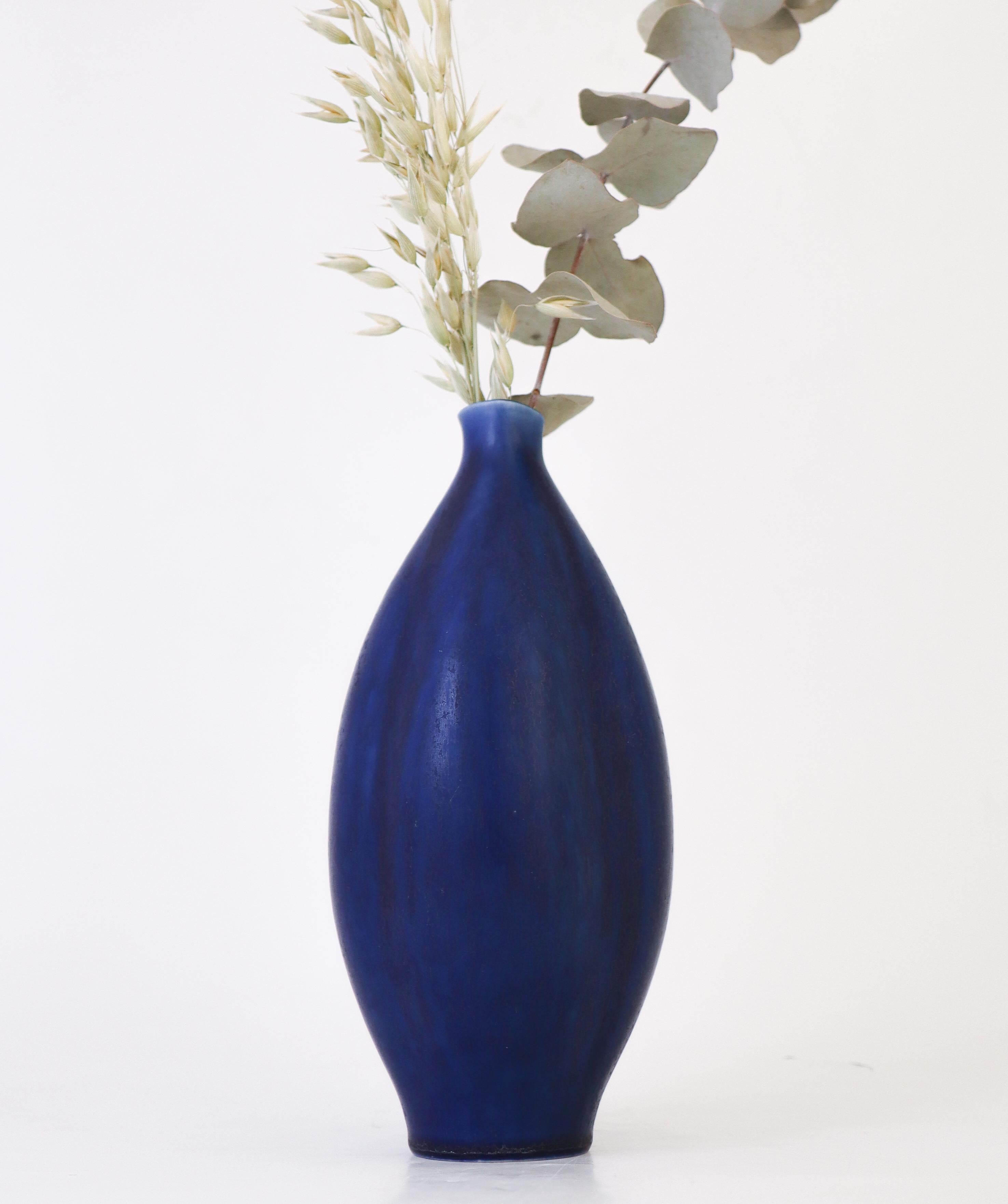 Scandinavo moderno Vaso blu unico, Carl-Harry Stålhane, Rörstrand, metà del secolo scorso, anni '40 in vendita