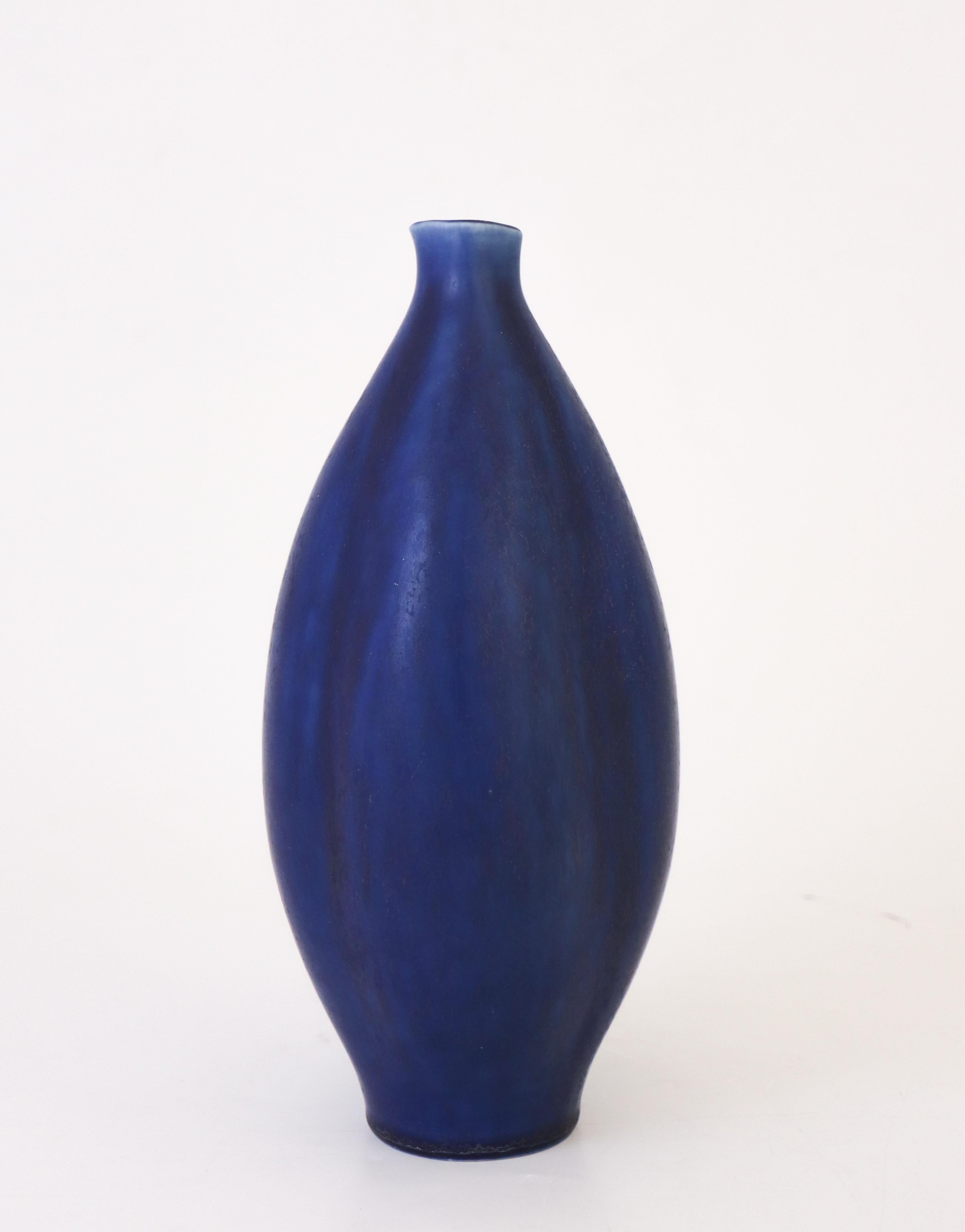 Svedese Vaso blu unico, Carl-Harry Stålhane, Rörstrand, metà del secolo scorso, anni '40 in vendita