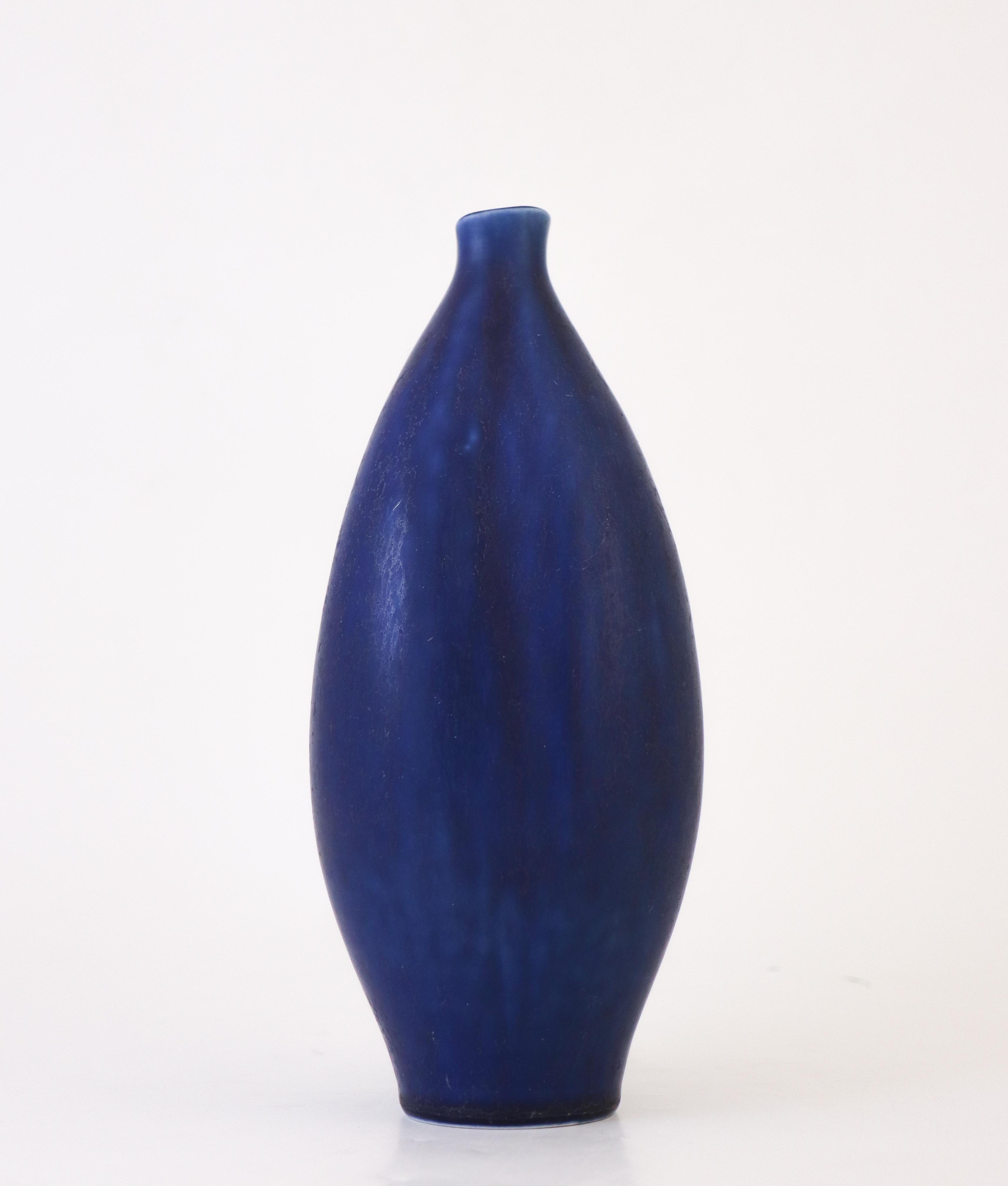 Smaltato Vaso blu unico, Carl-Harry Stålhane, Rörstrand, metà del secolo scorso, anni '40 in vendita