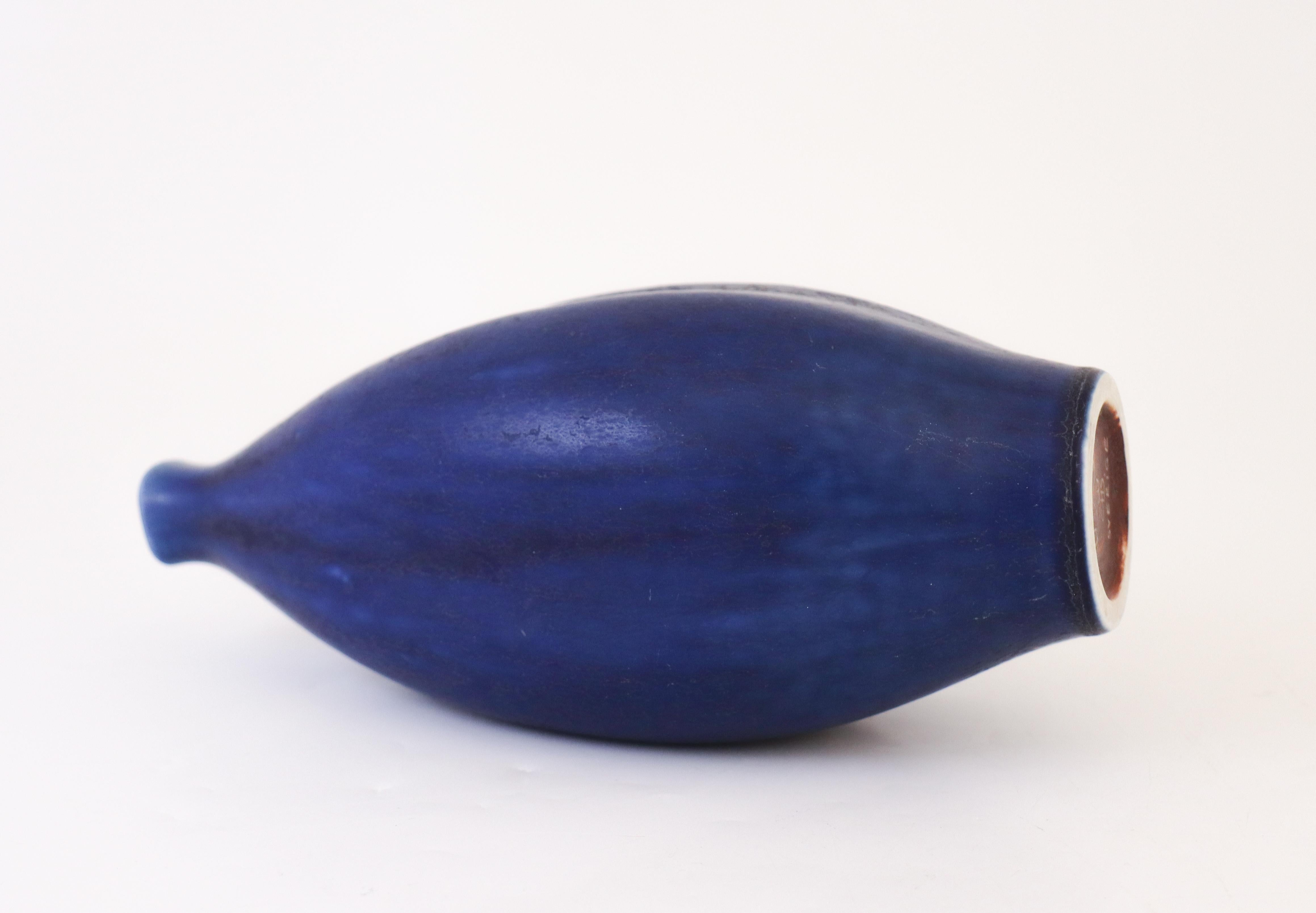 Vaso blu unico, Carl-Harry Stålhane, Rörstrand, metà del secolo scorso, anni '40 In condizioni ottime in vendita a Stockholm, SE