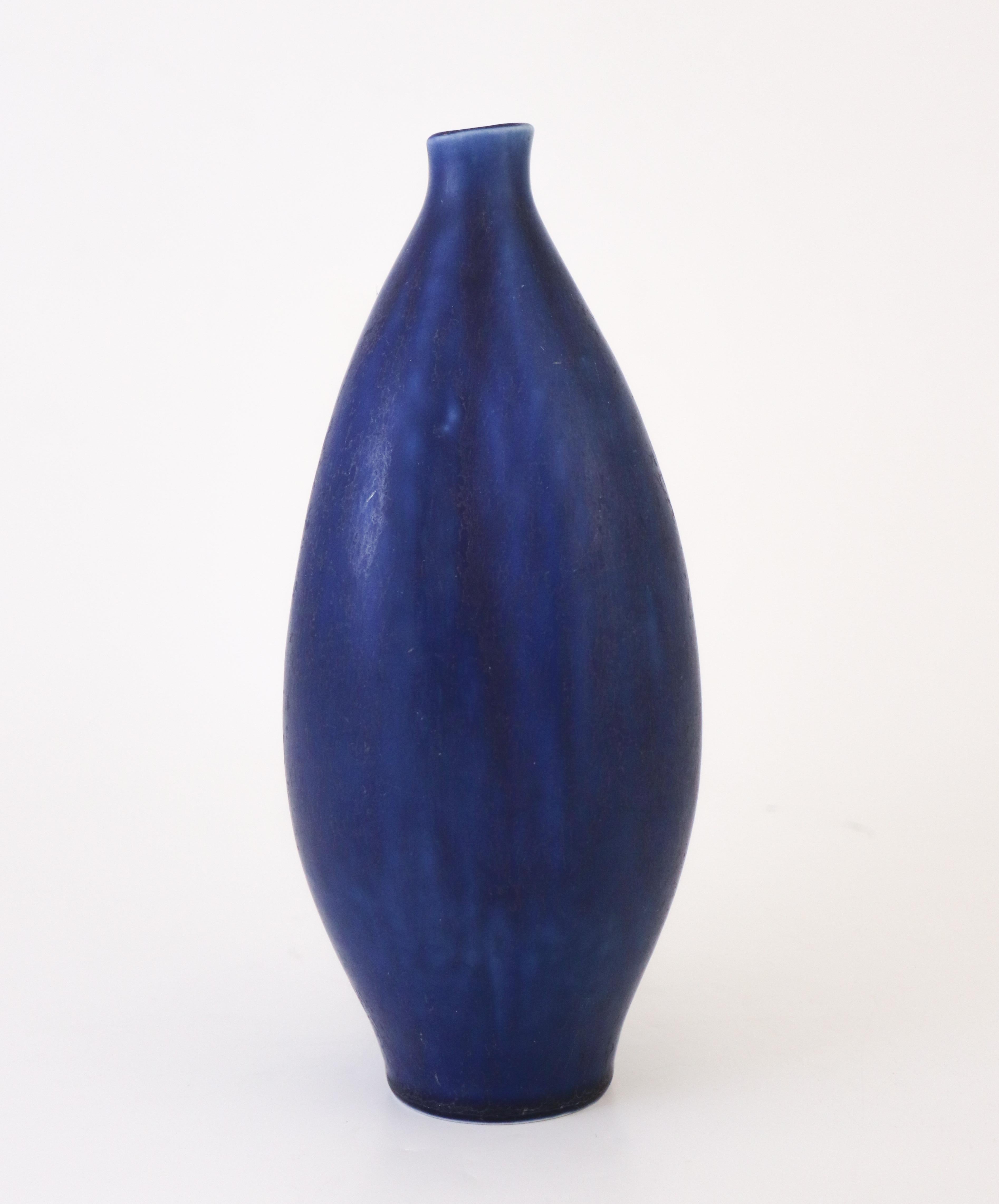 Ceramica Vaso blu unico, Carl-Harry Stålhane, Rörstrand, metà del secolo scorso, anni '40 in vendita