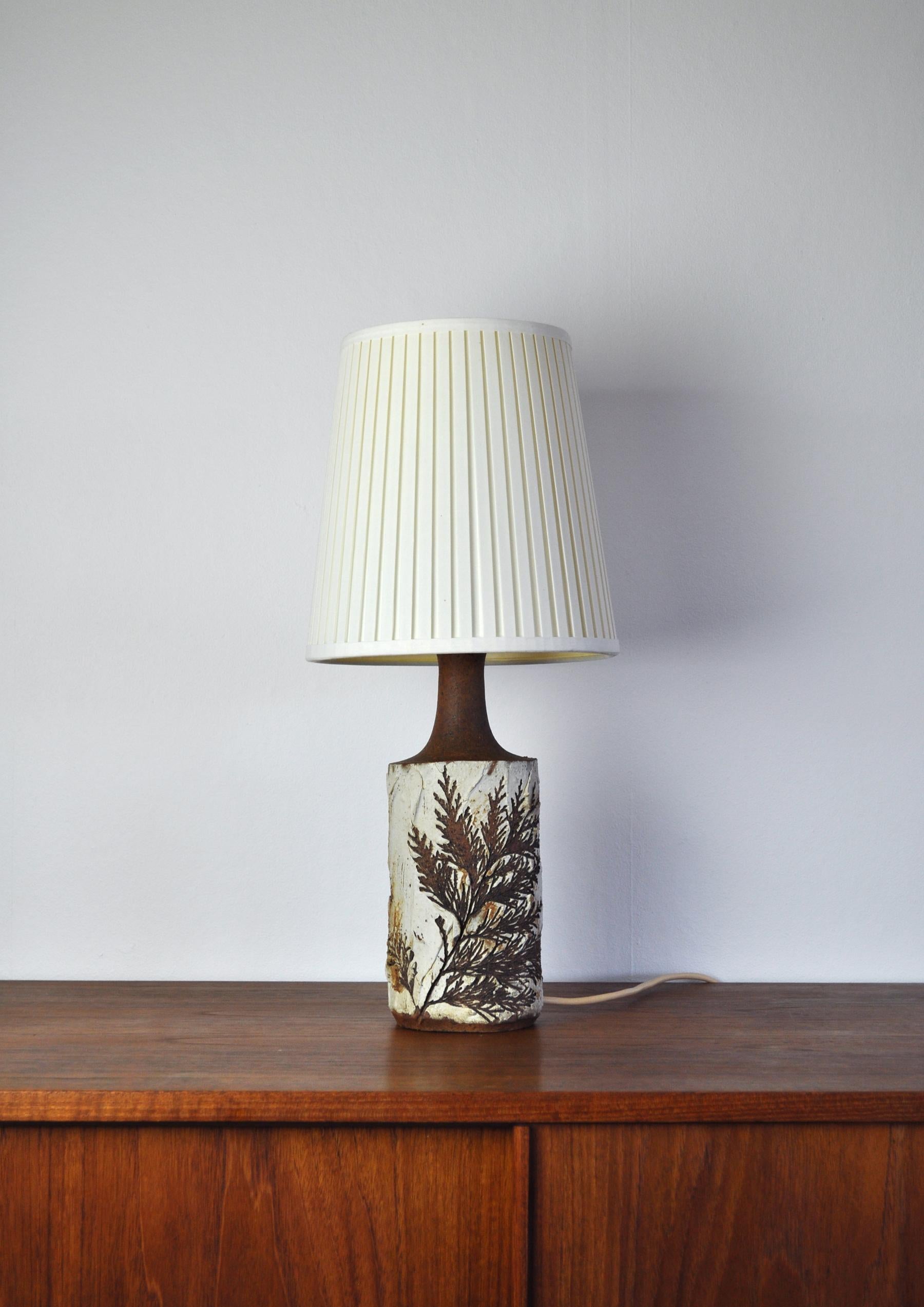 Handmade and hand decorated Danish Mid-Century Modern ceramic table lamp by Bodil Marie Nielsen. Imprints of leaves and stems in brown nuances. 
Bottom stamped: Bodil Marie Nielsen, Denmark.

Good vintage condition with small signs wear.
Light