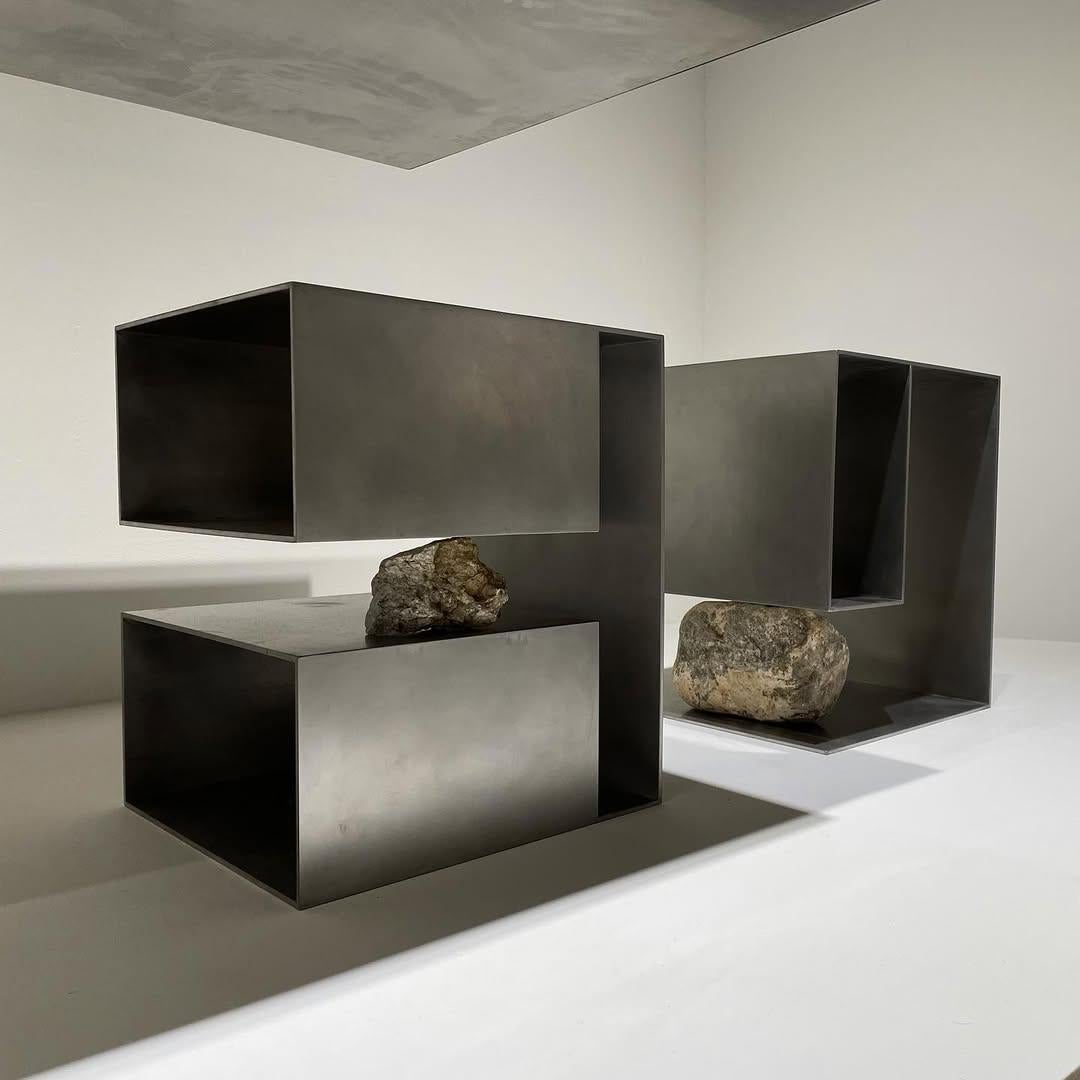 Estructura única en forma de caja con piedra natural, taburete inoxidable de Lee Sisan Acero en venta