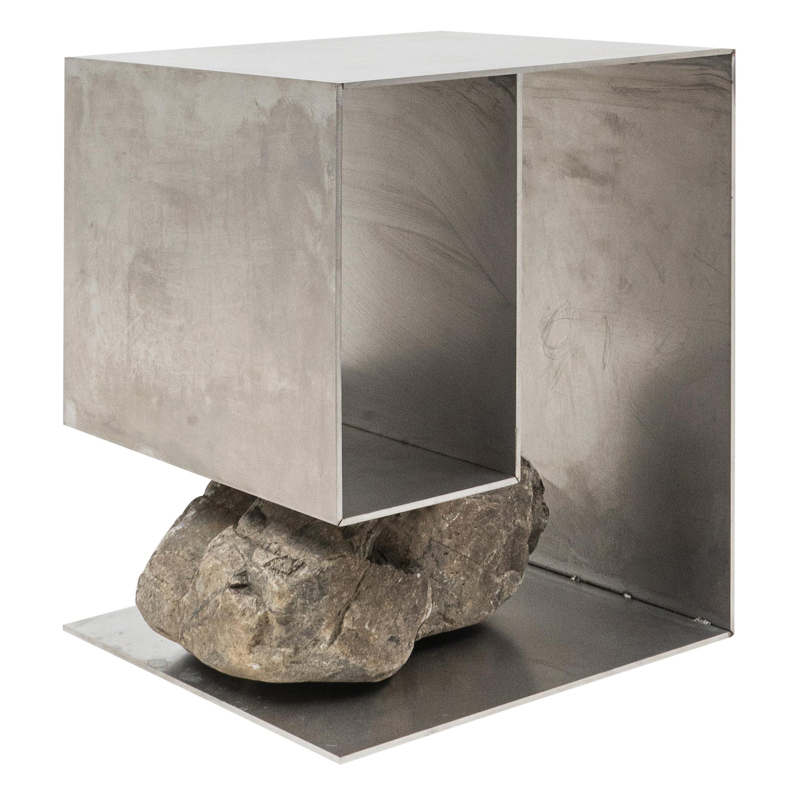 Estructura única en forma de caja con piedra natural, taburete inoxidable de Lee Sisan