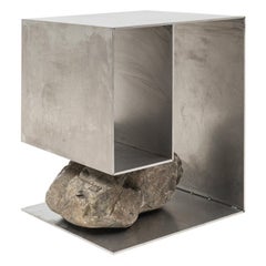 Estructura única en forma de caja con piedra natural, taburete inoxidable de Lee Sisan